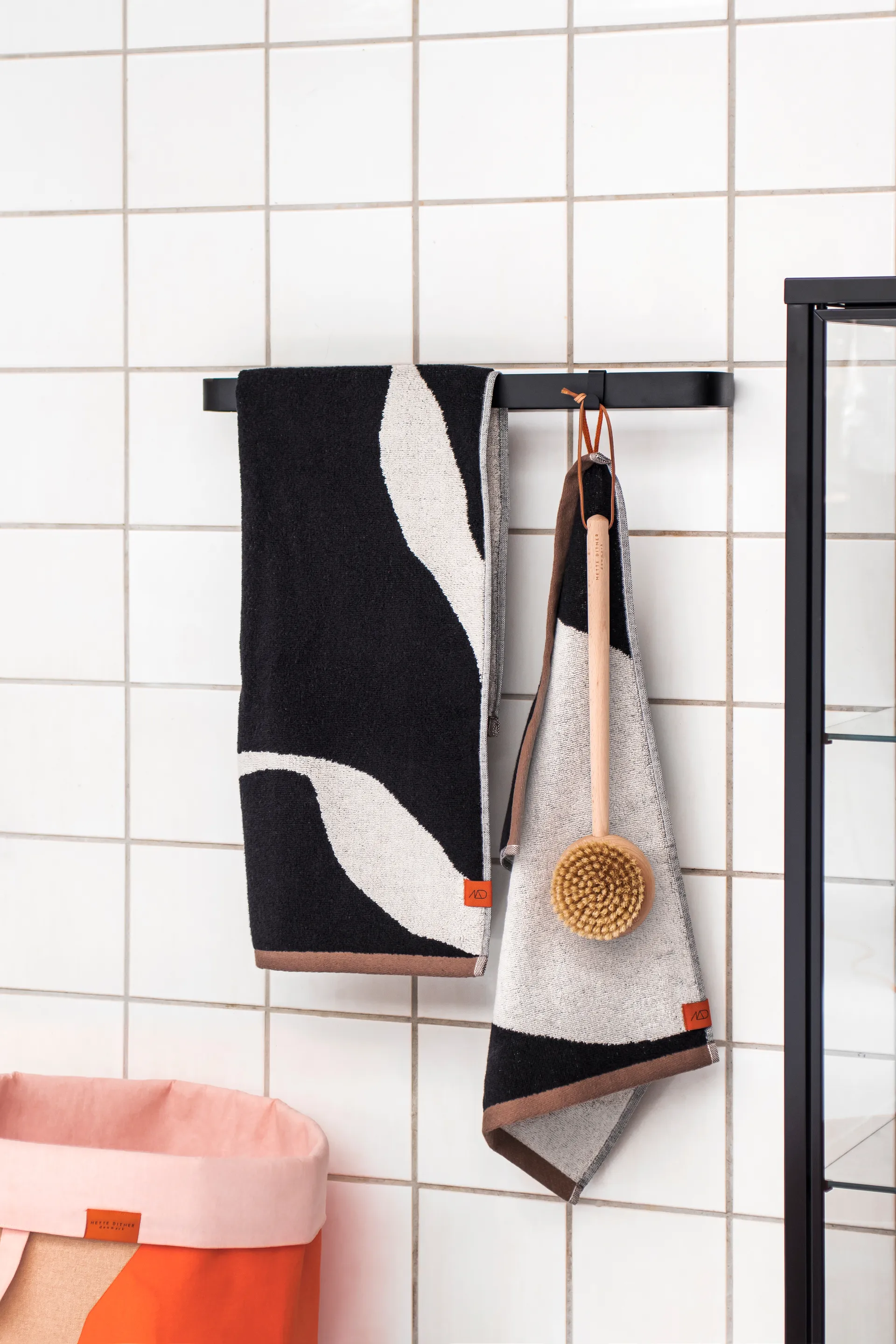 Nova Arte gästhandduk 40x55 cm 2-pack, Black-off white Mette Ditmer