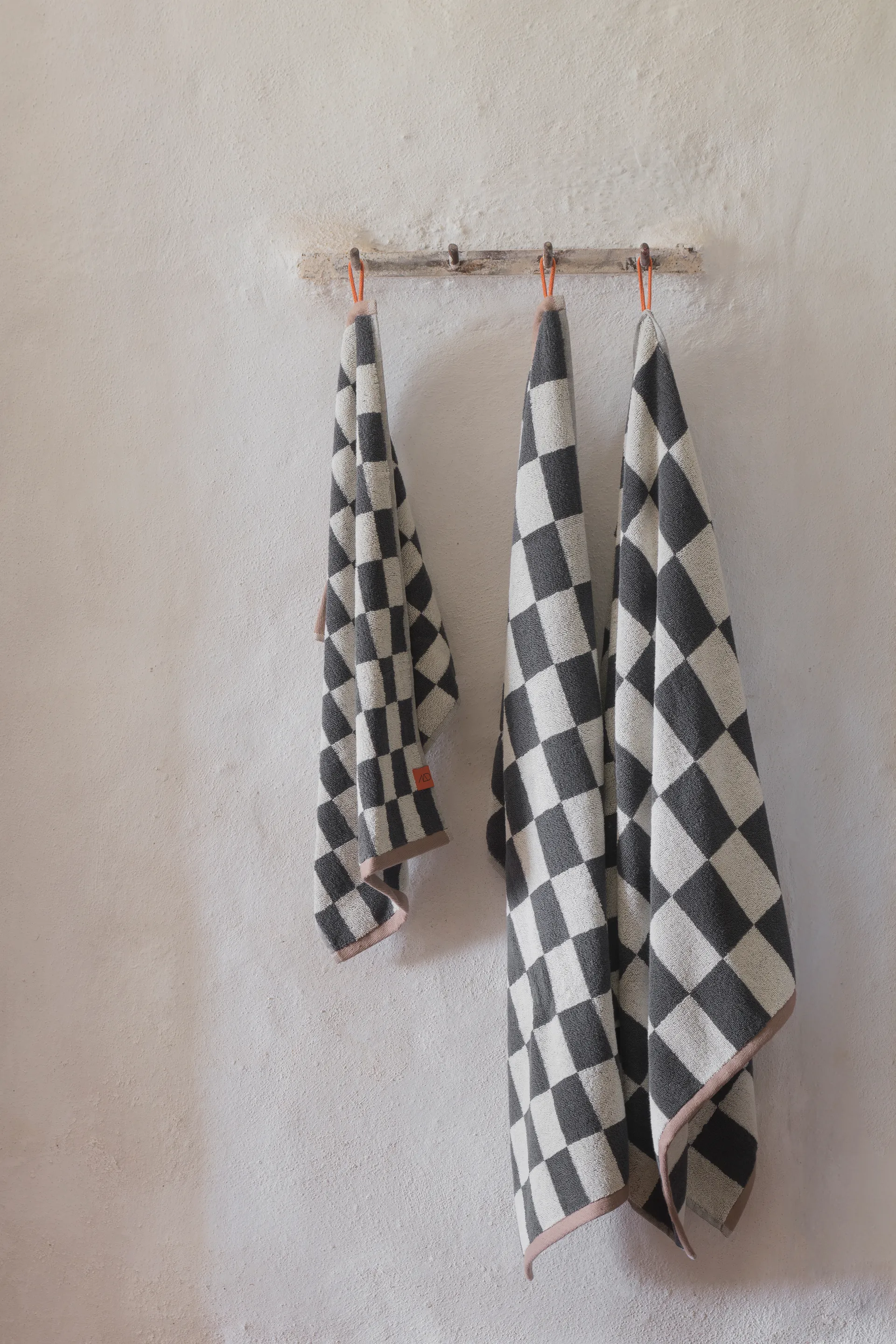 Retro handduk 50x90 cm, Dark grey Mette Ditmer