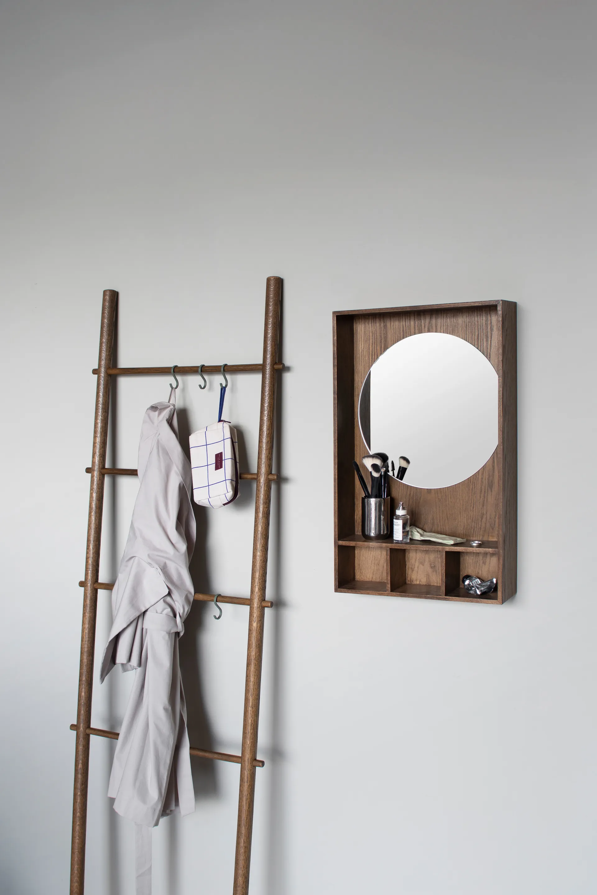 Show-me spegel med hylla small, Dark oiled Mette Ditmer
