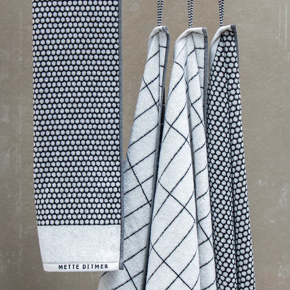 Tile Stone handduk 50x100 cm, Svart-off white Mette Ditmer