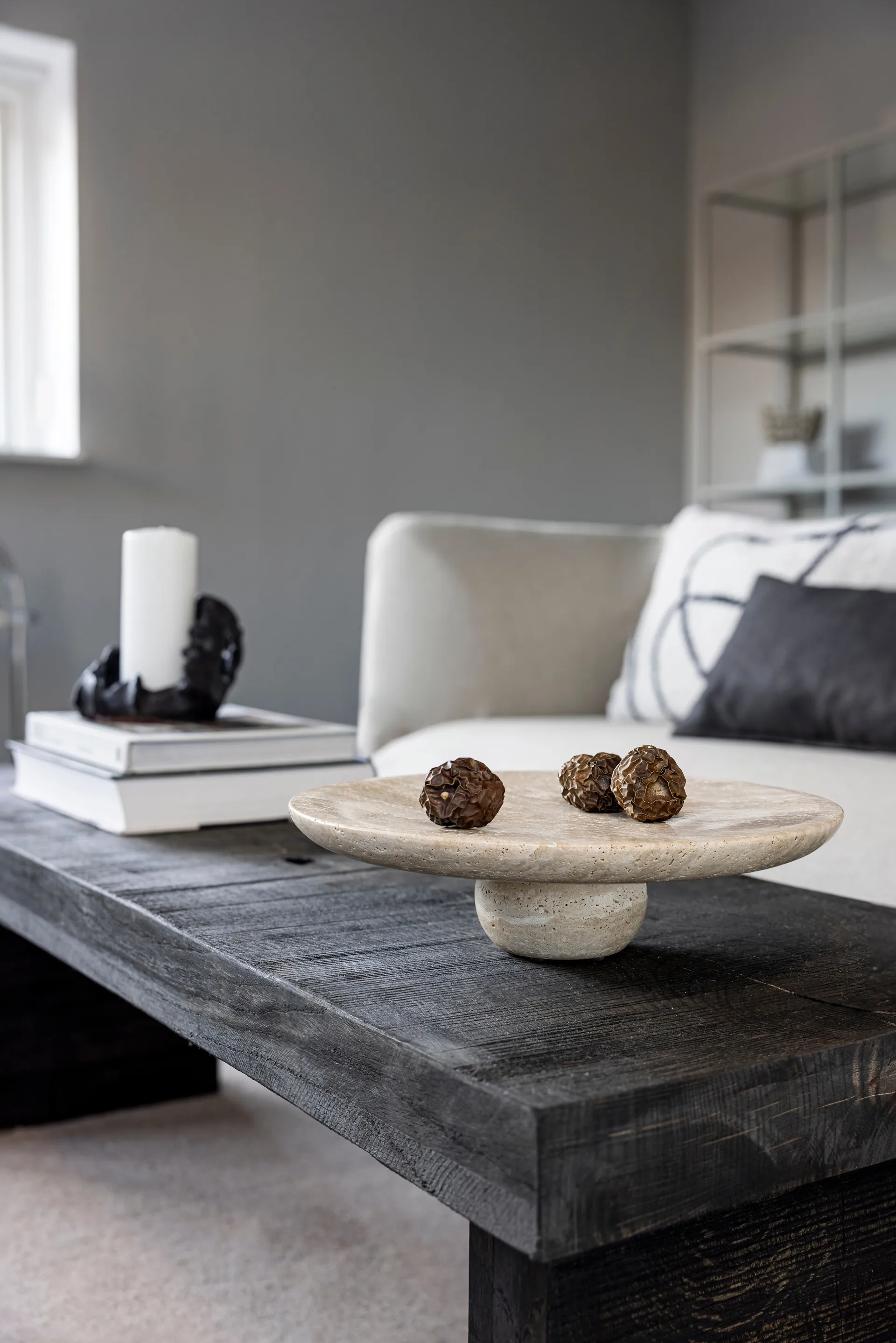 Travertin piedestal, Linen, Ø32x8,5 cm Mette Ditmer