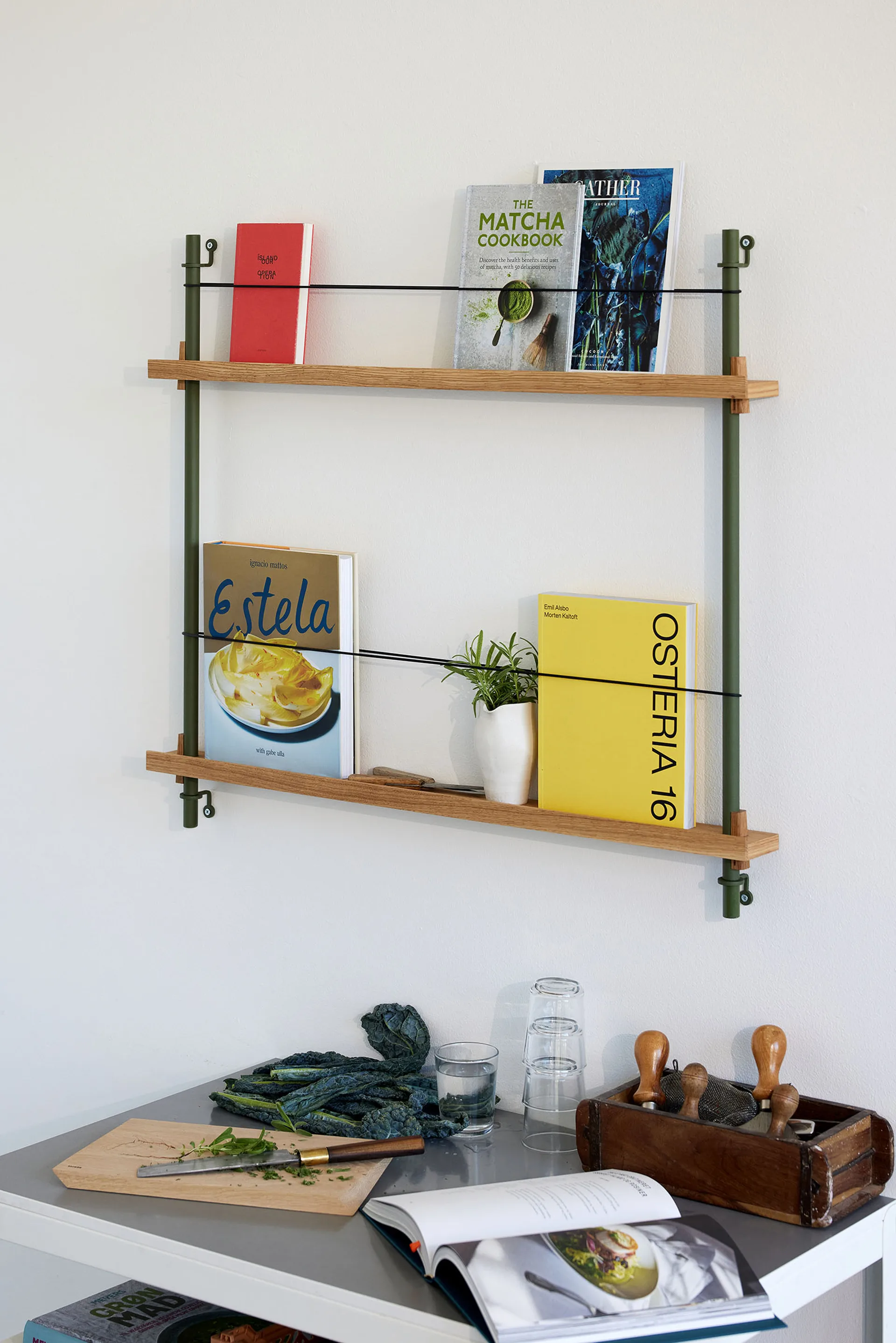 Magazine Shelving tidningsställ, Ek-pine green, 85x180x7 cm, MS.180.1 MOEBE