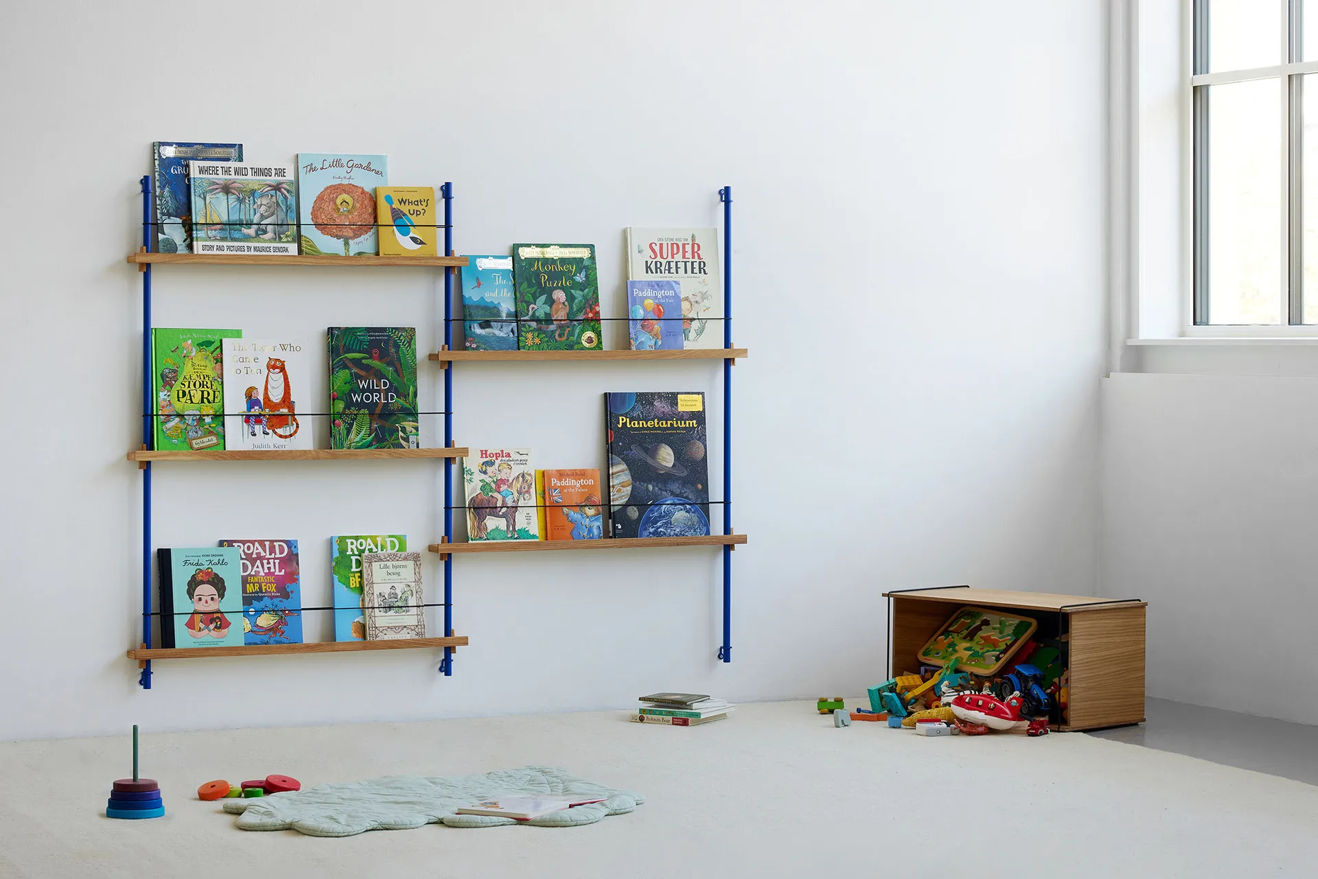 Magazine Shelving tidningsställ, Rökt ek-rostfritt stål, 85x115x7 cm, MS.115.1 MOEBE
