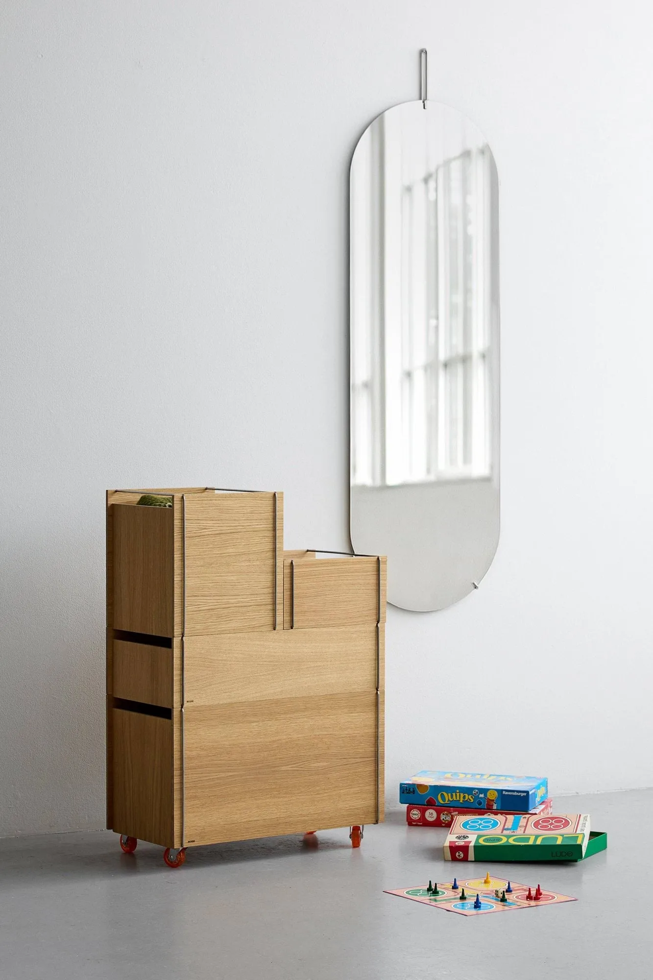 Moebe storage box, Oljad ek-svart, small, 16,5x30x31 cm MOEBE