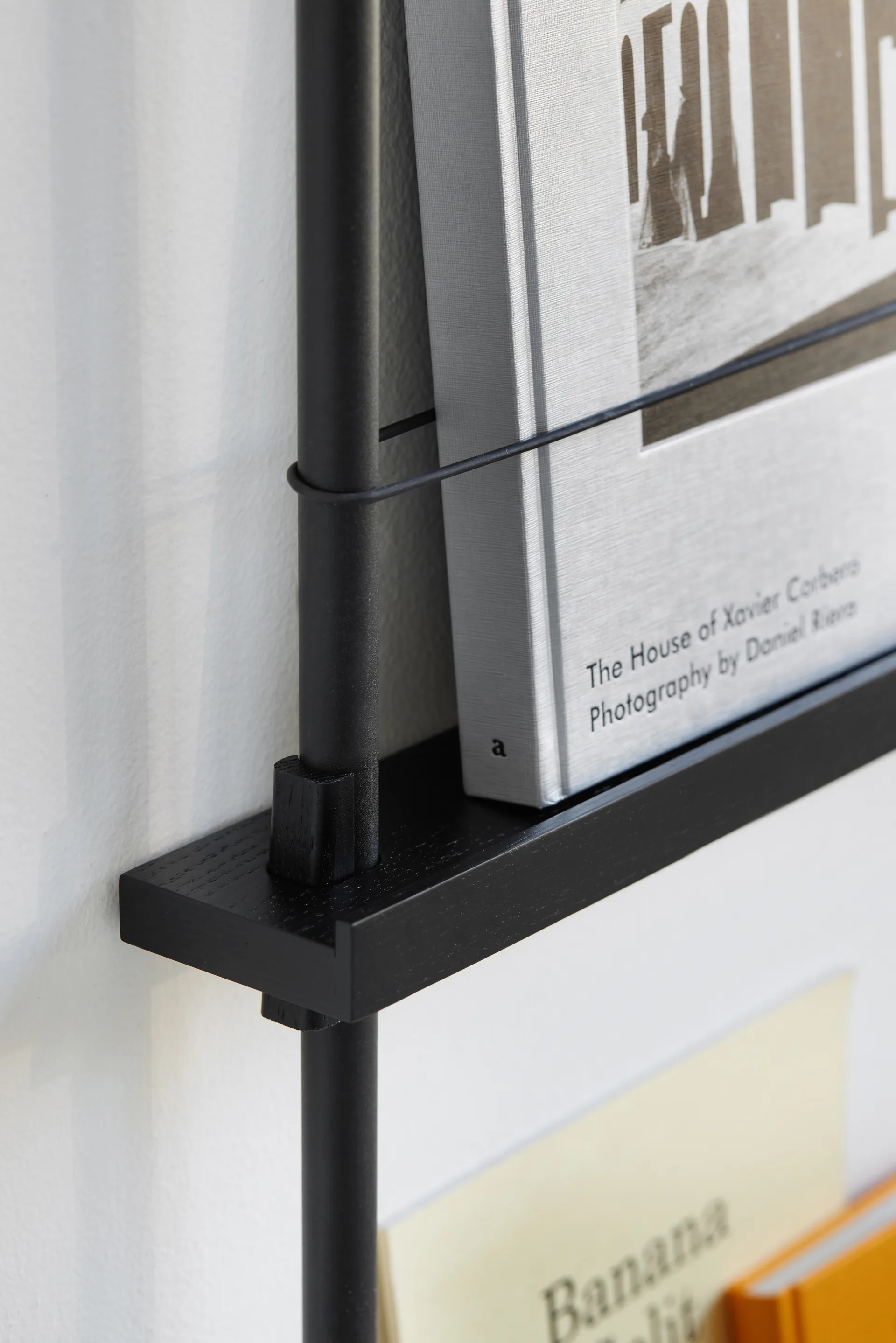 Moebe tidningsställ, Black-black MOEBE