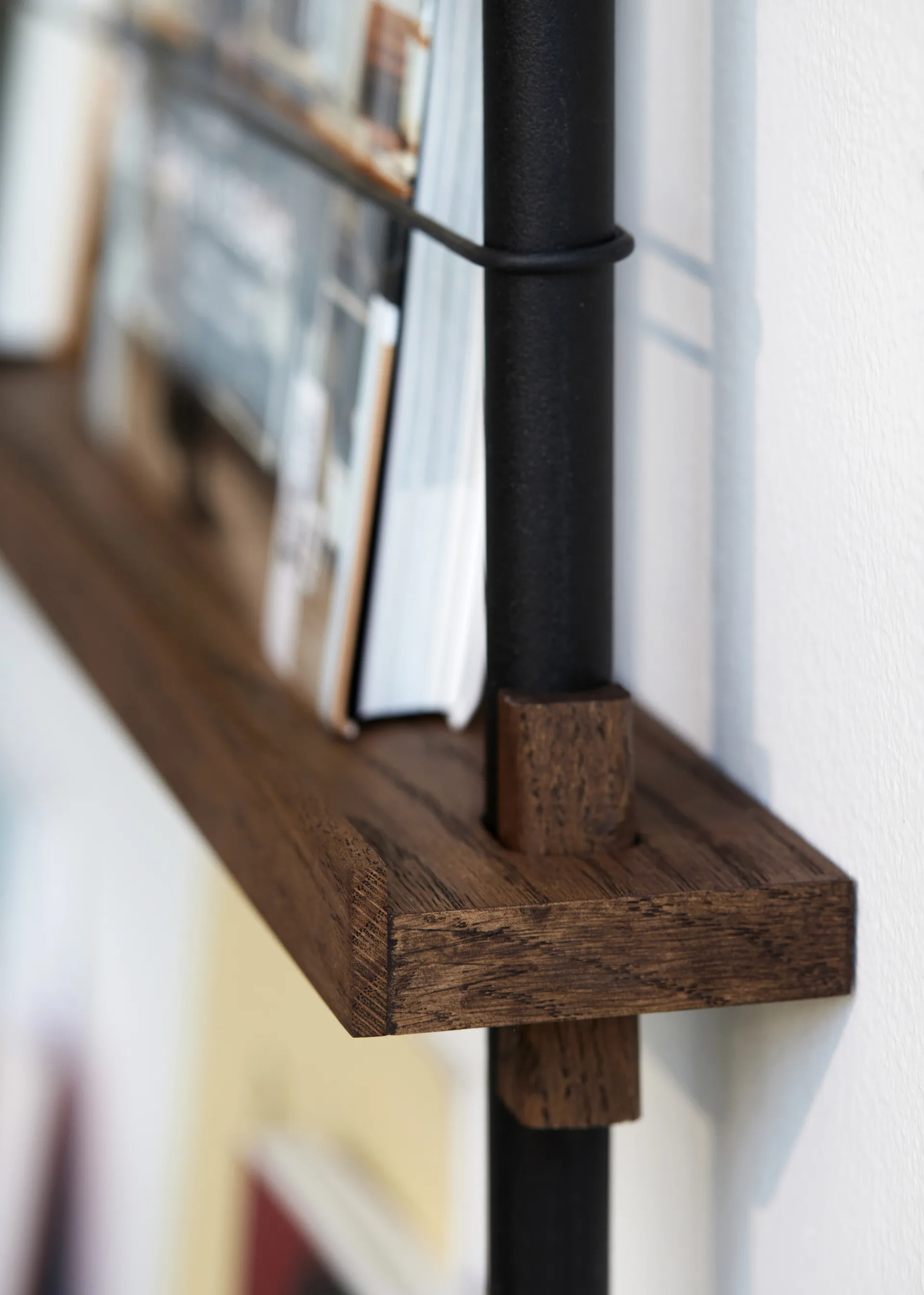 Moebe tidningsställ, Smoked oak-white MOEBE