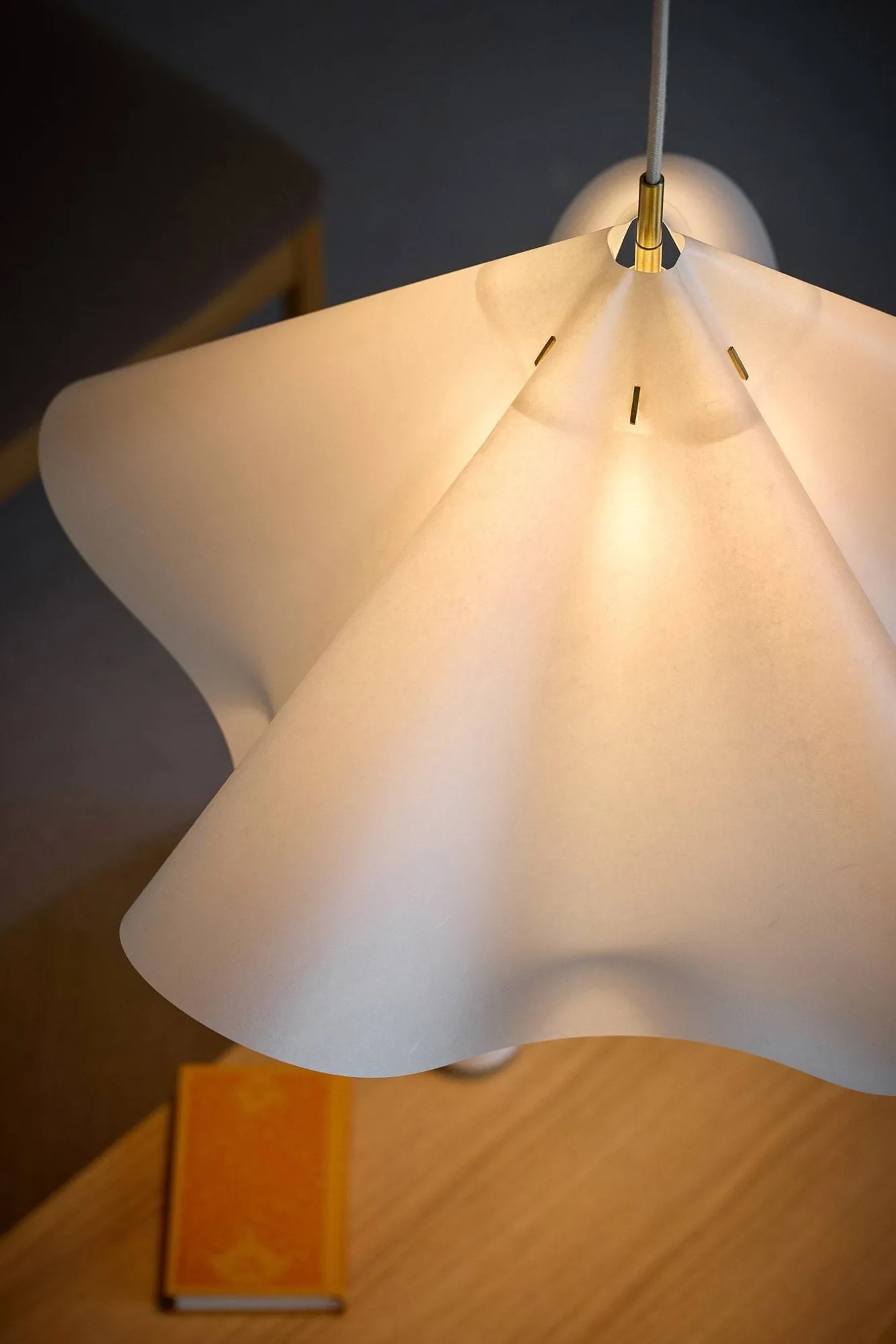 Sinuate pendel, White-brass, large Ø75x40 cm MOEBE