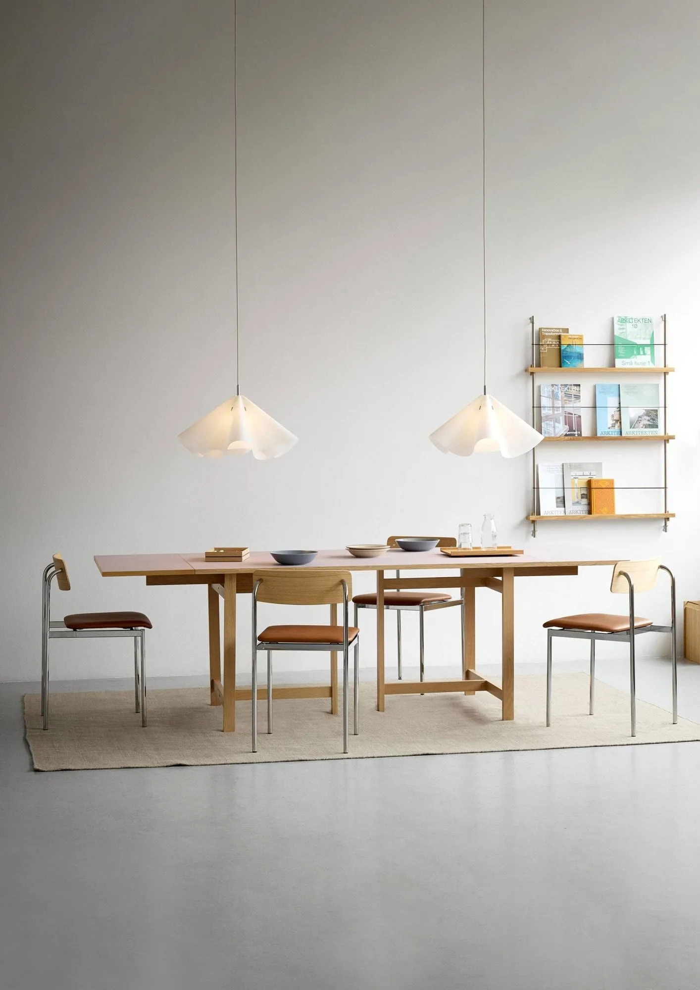 Sinuate pendel, White-brass, medium Ø60x30 cm MOEBE
