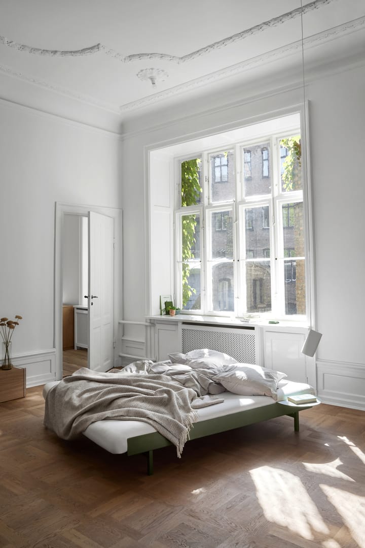 Utdragbar säng 90-180 cm med 2 st sängbord - Pine Green - MOEBE