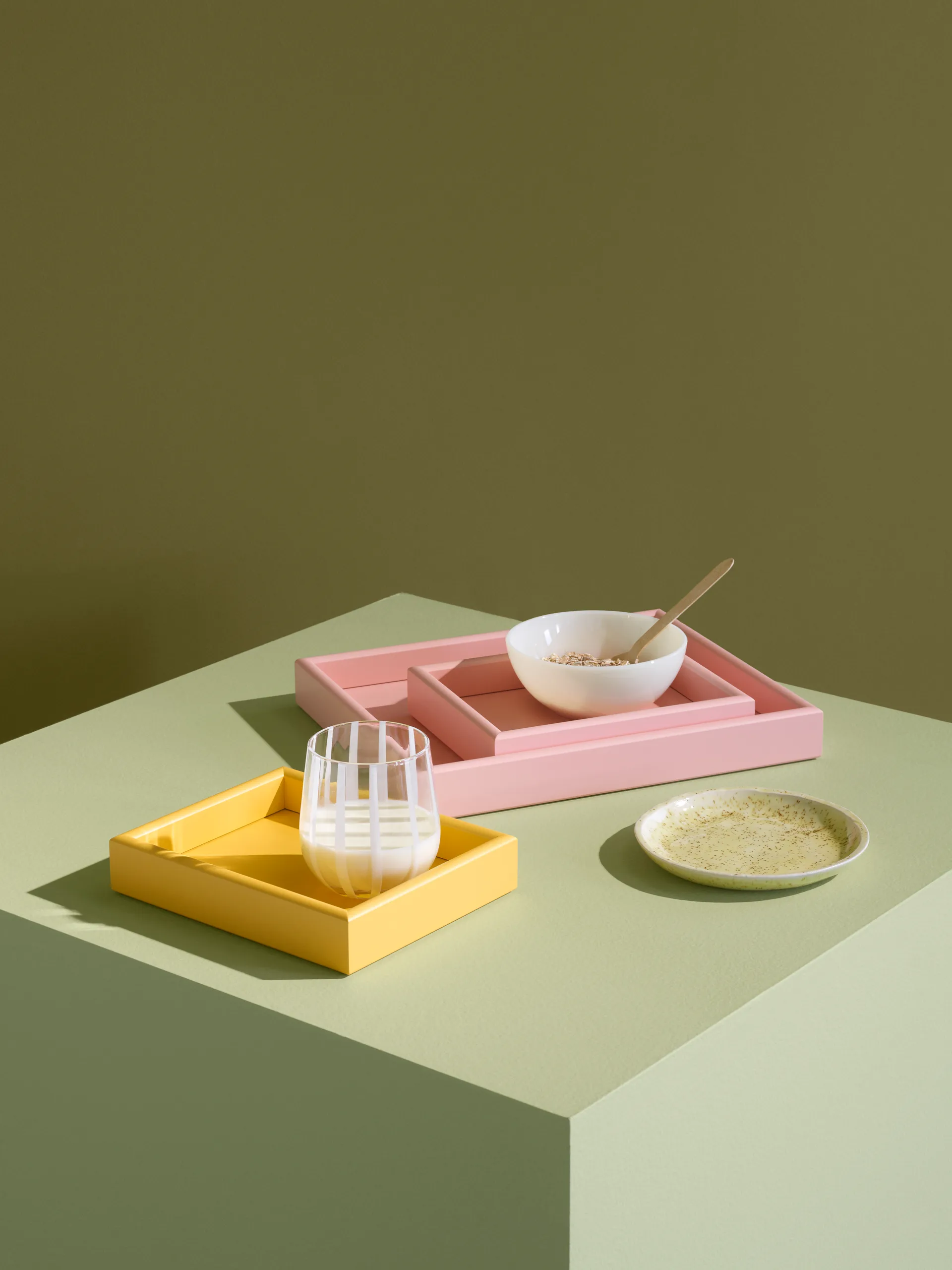 Arrange bricka medium 27,3x32,6 cm, Ruby Montana