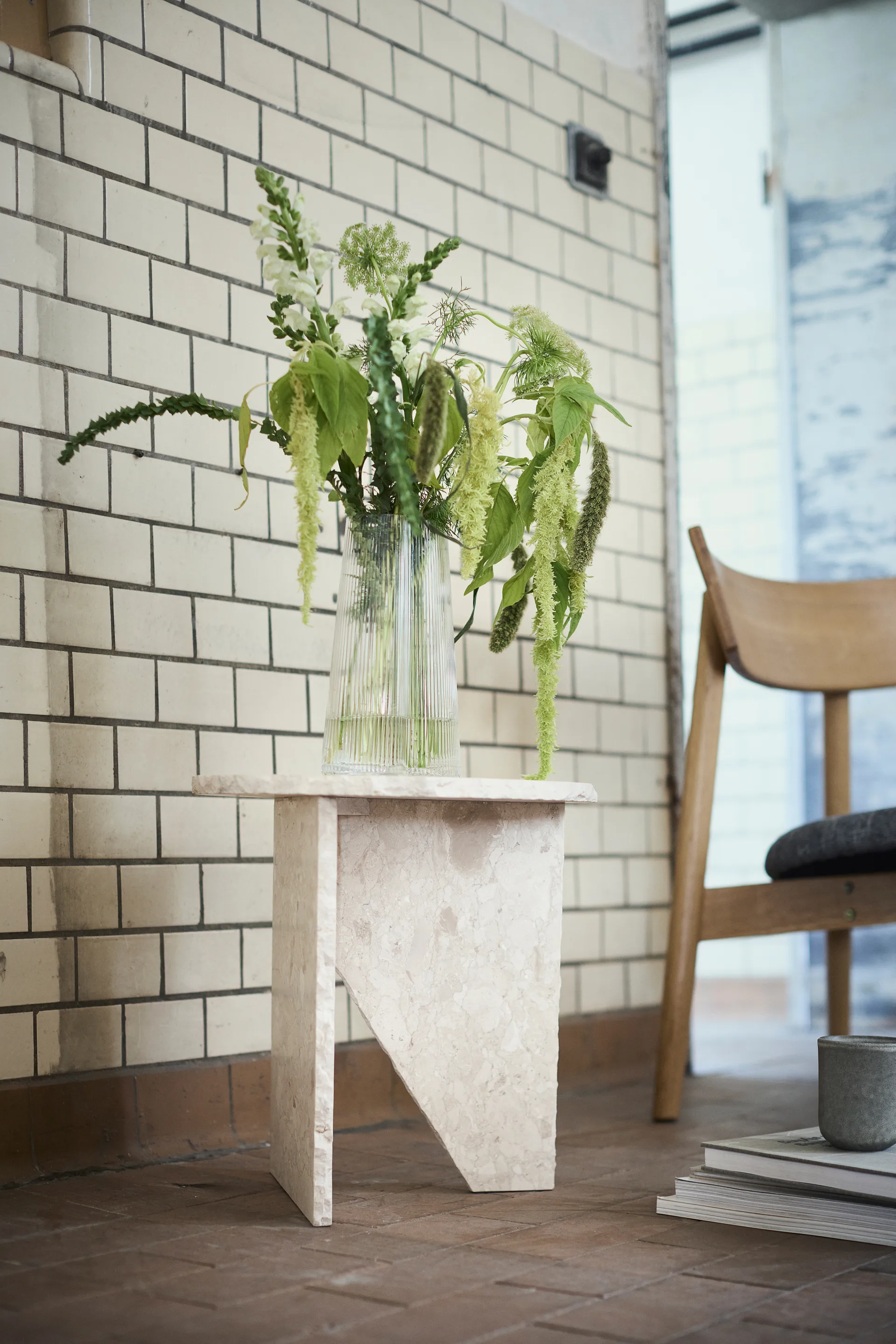 Tetra lounge chair, Betongfärgat tyg-naturoljad ek MUUBS