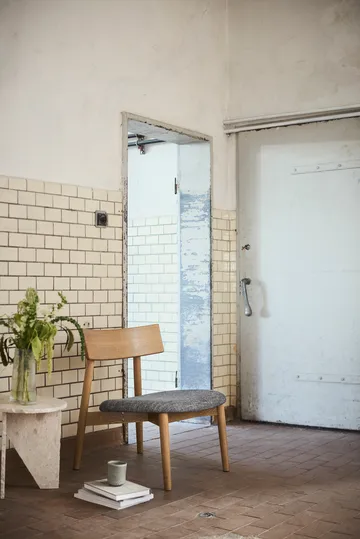 Tetra lounge chair - Betongfärgat tyg-naturoljad ek - MUUBS