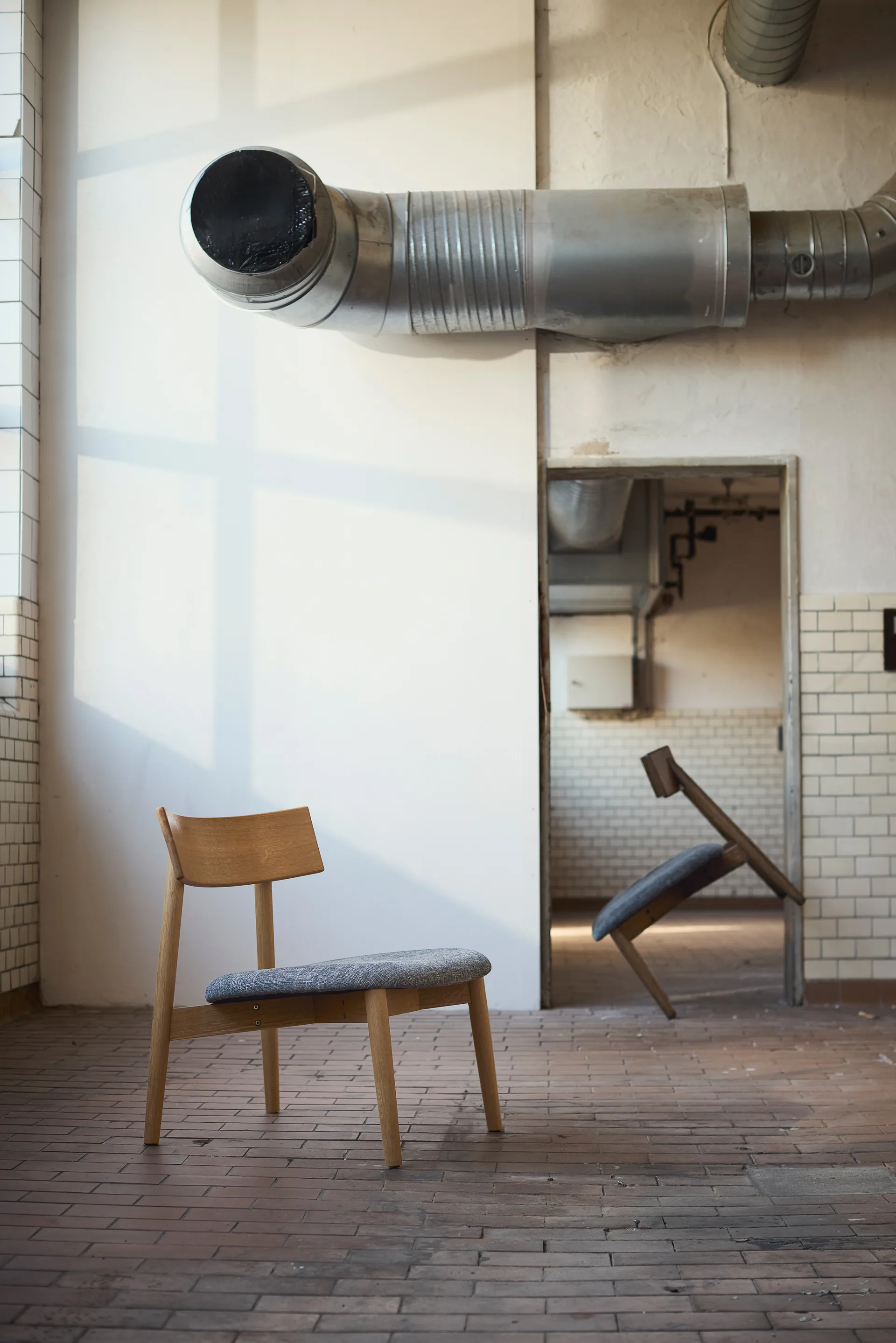 Tetra lounge chair, Betongfärgat tyg-naturoljad ek MUUBS