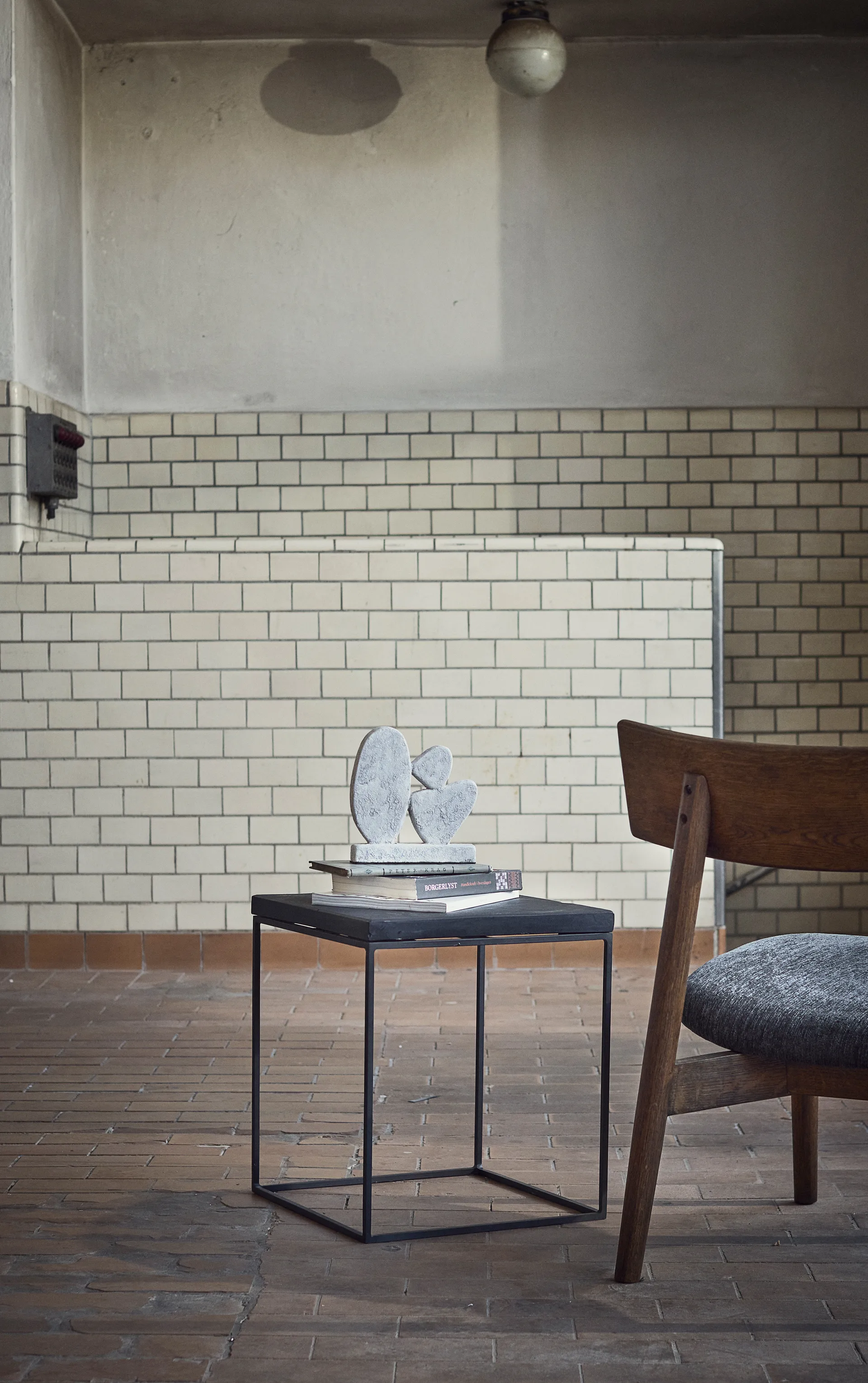 Tetra lounge chair, Granitfärgat tyg-mörkoljad ek MUUBS