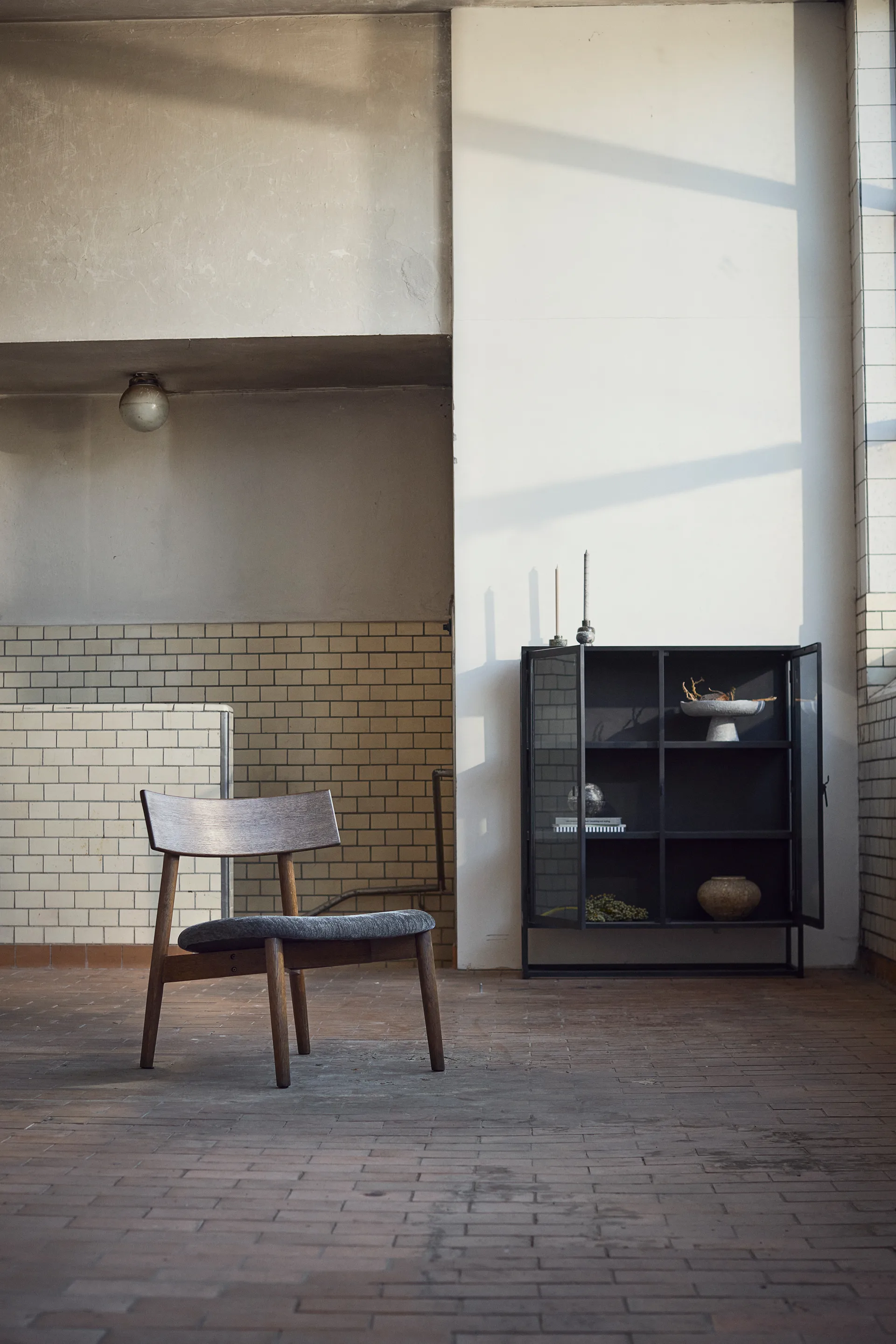 Tetra lounge chair, Granitfärgat tyg-mörkoljad ek MUUBS