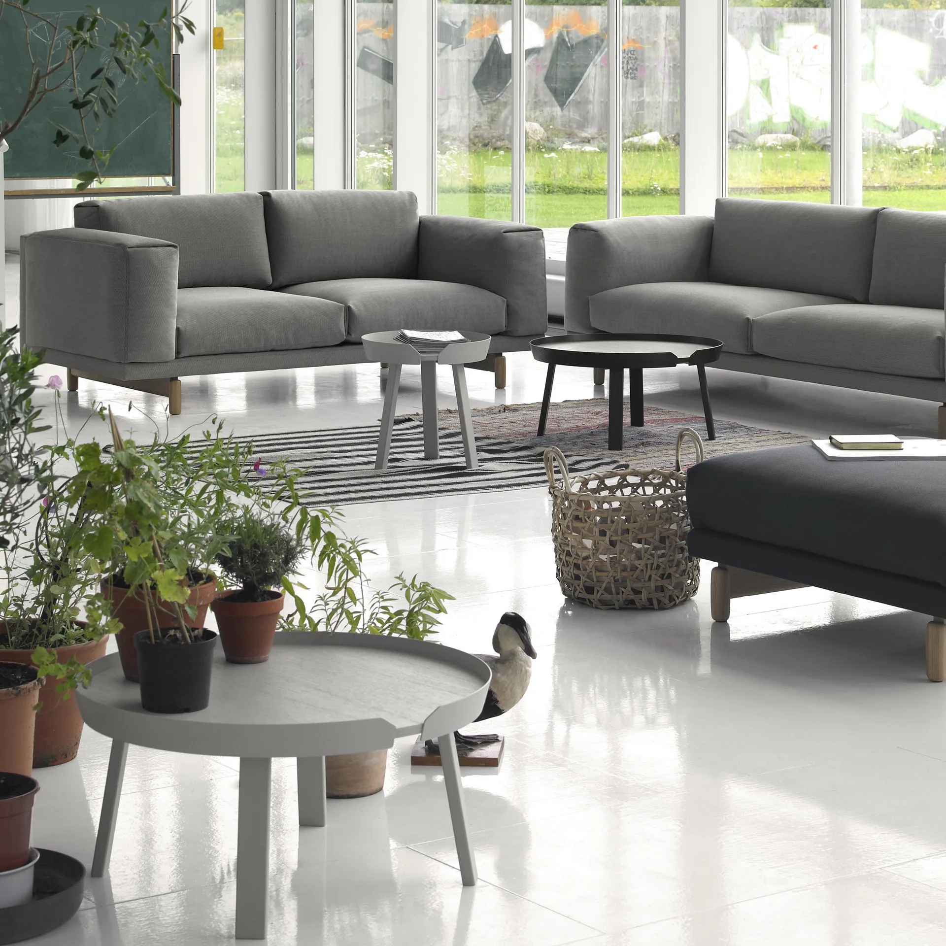 Around soffbord large, Black Muuto