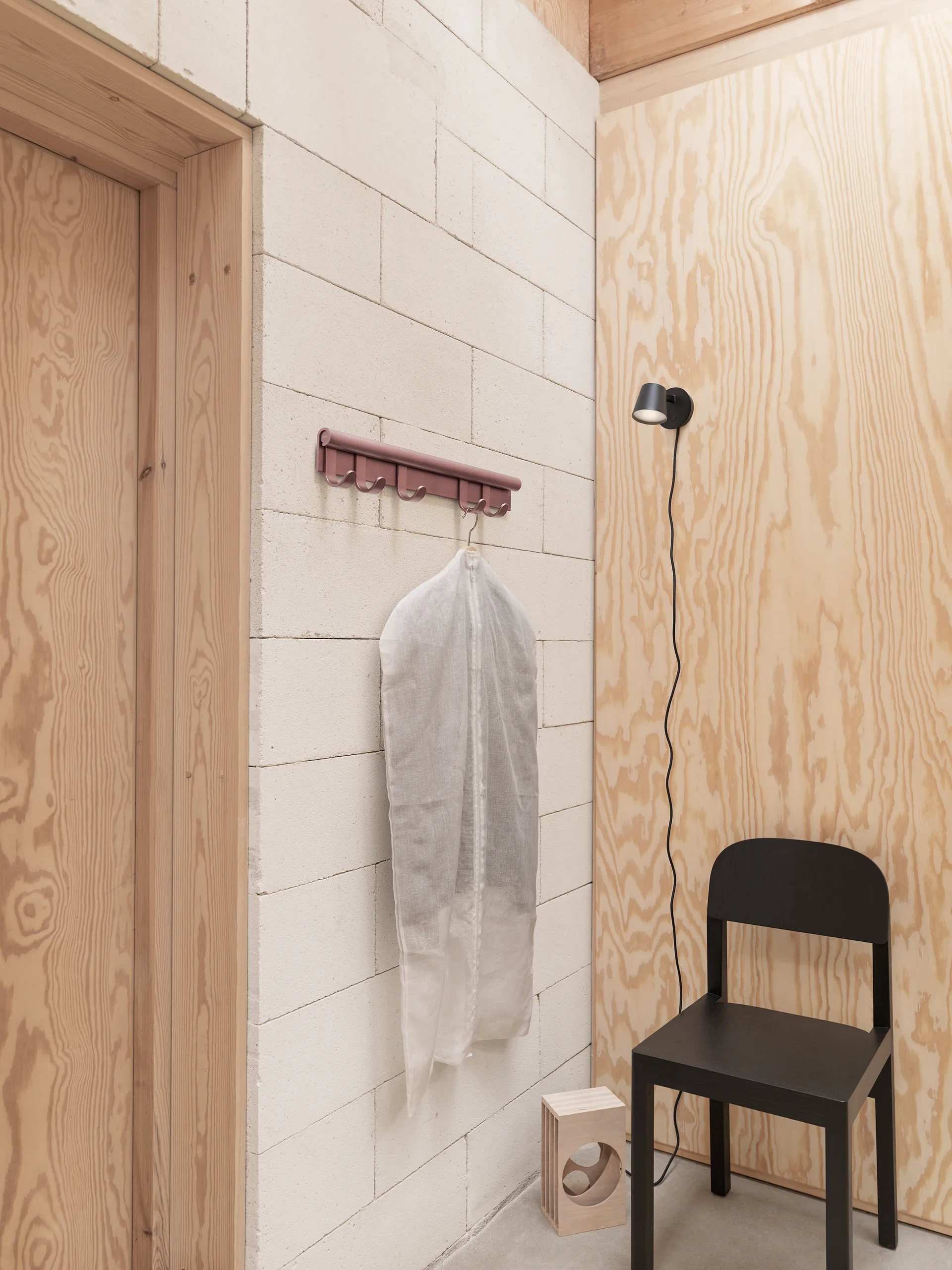 Coil klädhängare 60 cm, Plum Muuto