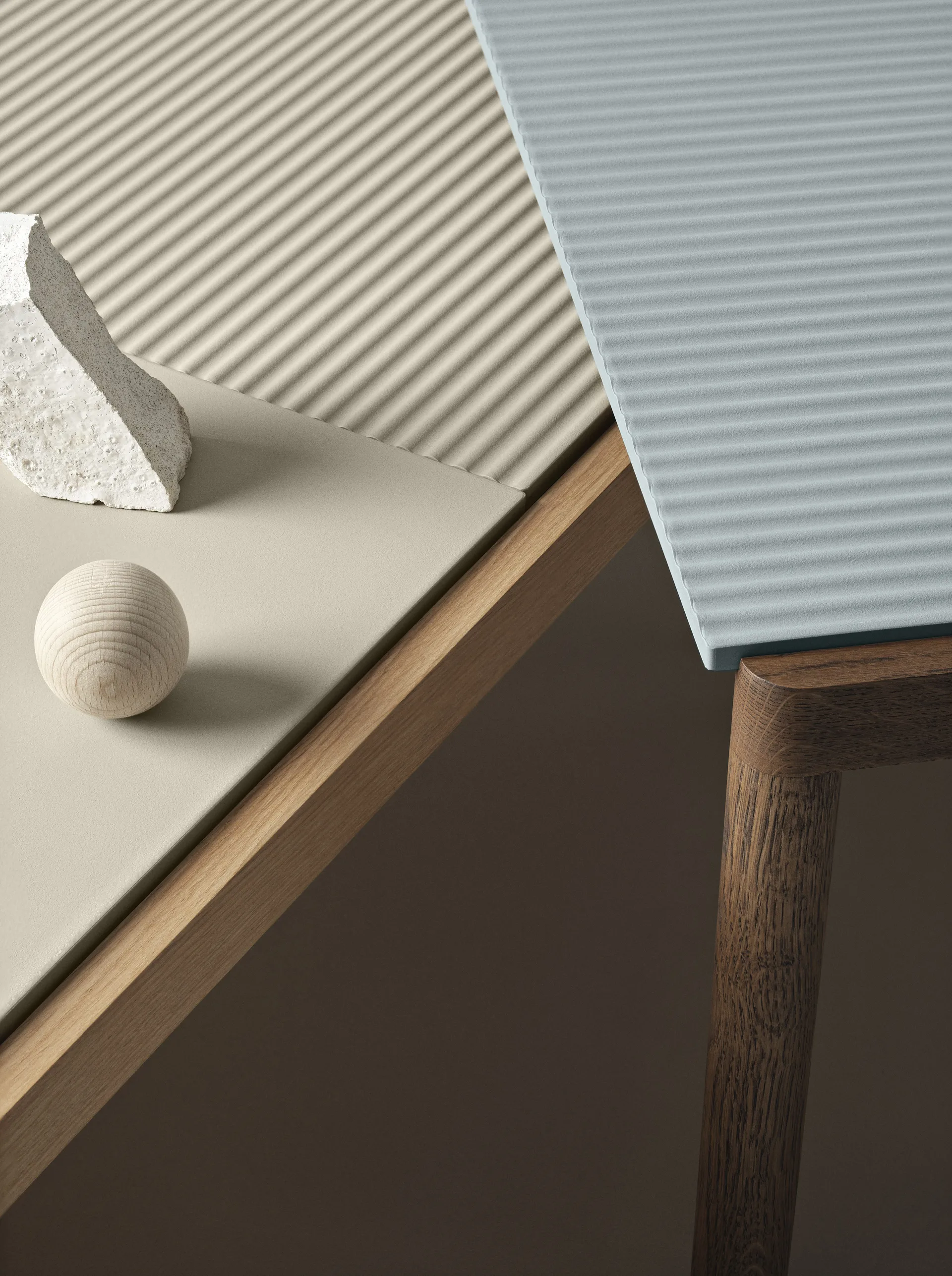 Couple 1 Wavy soffbord 40x84x40 cm, Pale blue-dark oiled oak Muuto