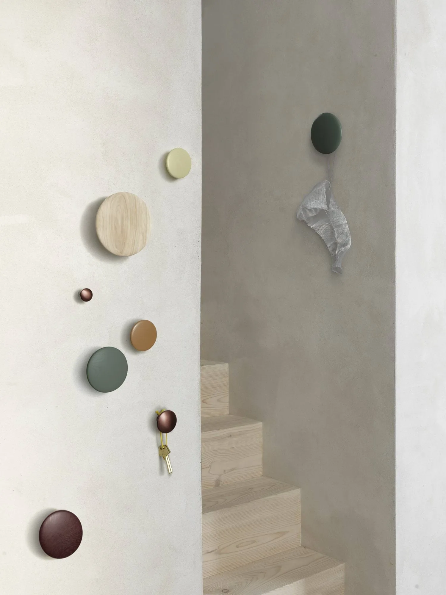 Dots Wood klädkrok, Brown red, Ø9 cm Muuto
