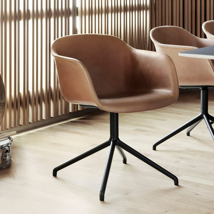 Fiber armchair swivel base kontorsstol, Cognac-svart stativ Muuto