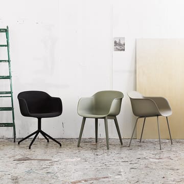 Fiber karmstol träben - dusty green, mörkbrunbetsade ben - Muuto