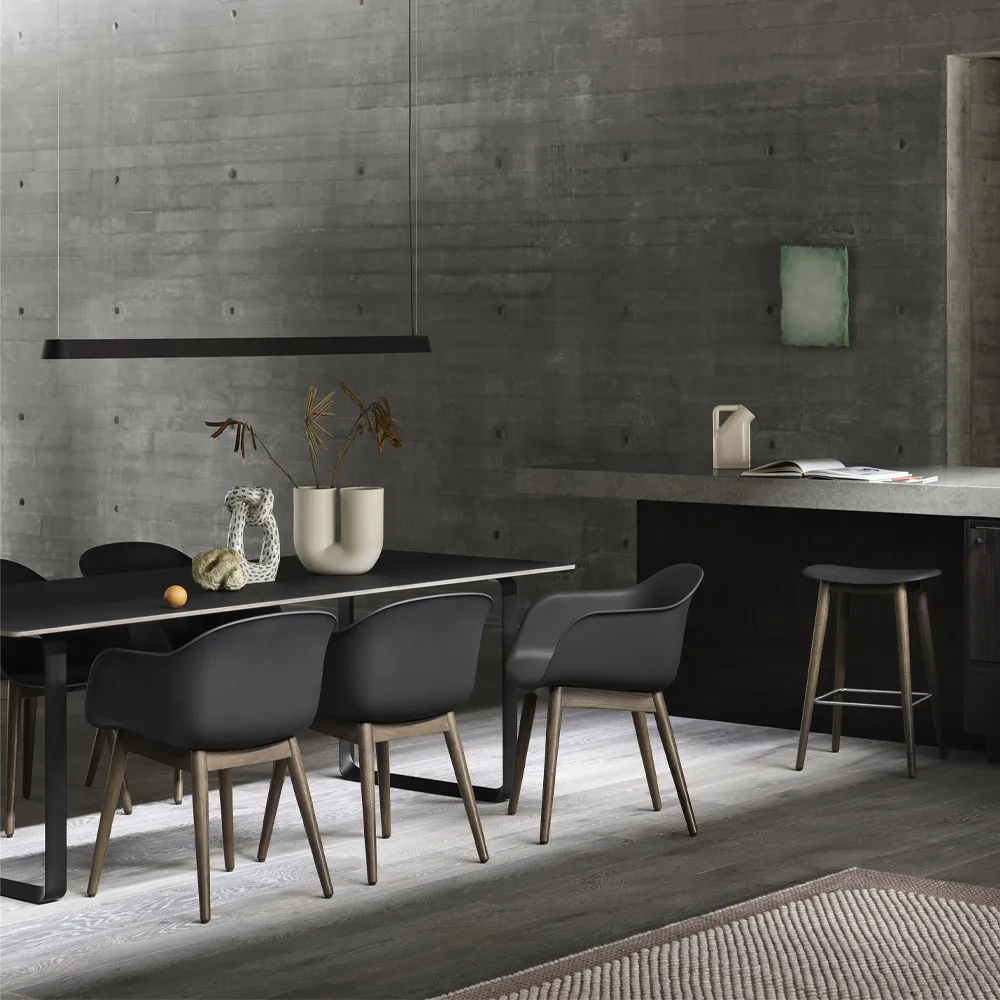 Fiber karmstol träben, läder stone, brunbetsade ekben Muuto