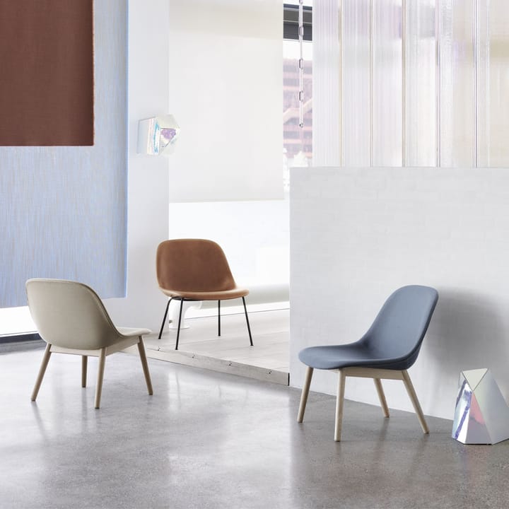 Fiber loungestol wood base, natural white, ekben Muuto