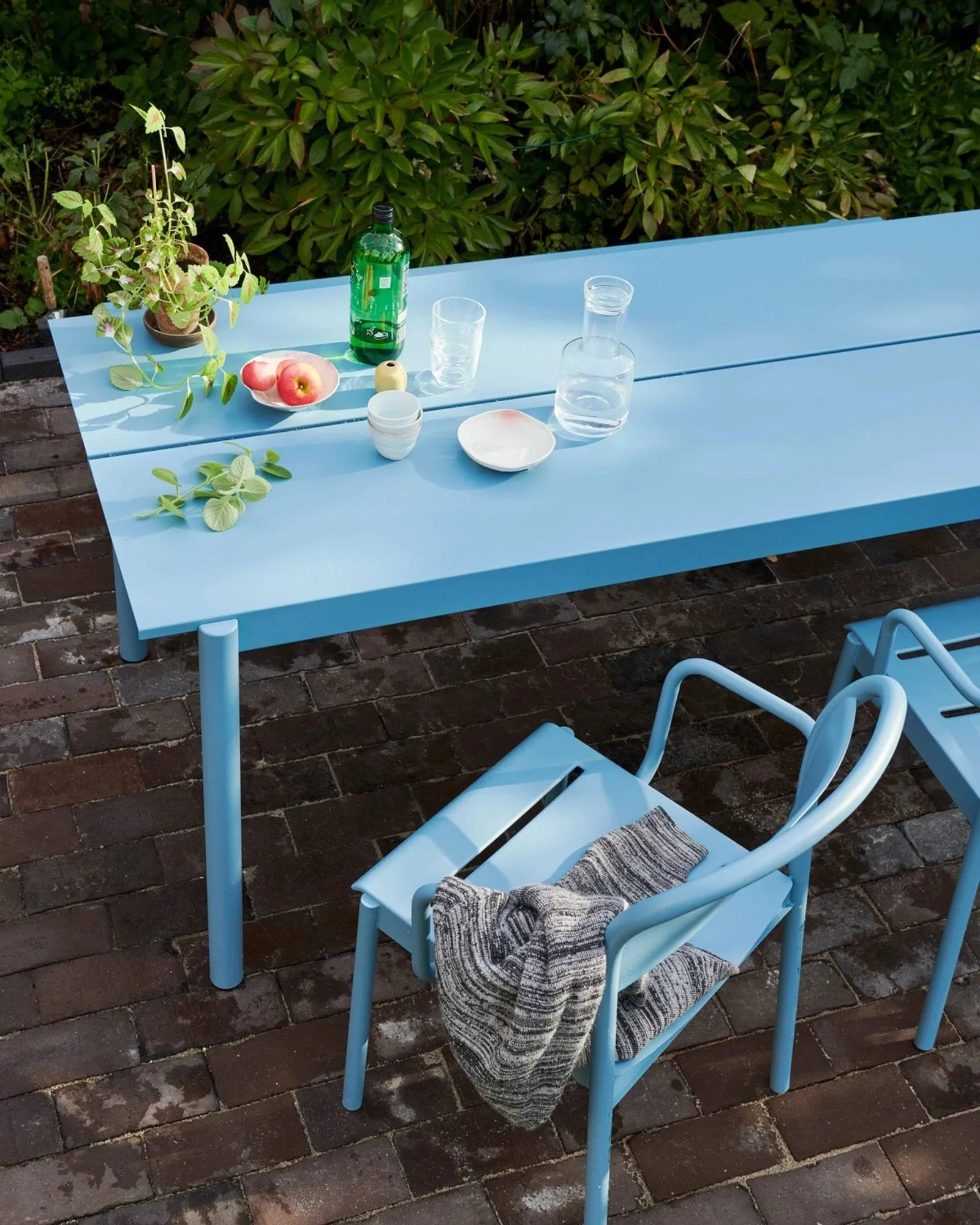 Linear steel armchair karmstol, Pale blue Muuto