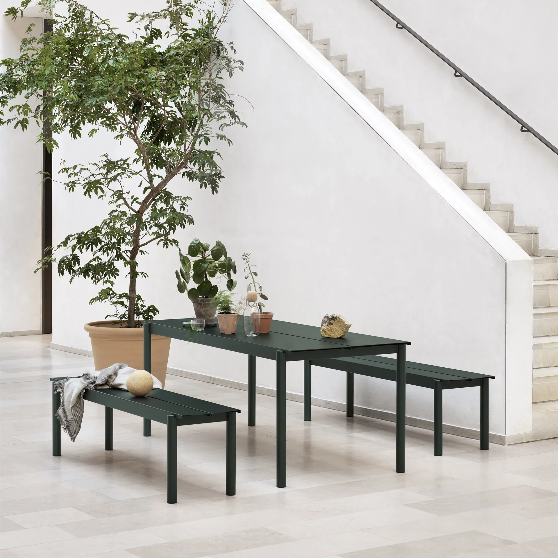 Linear steel bench bänk 170x34 cm, Dark green Muuto