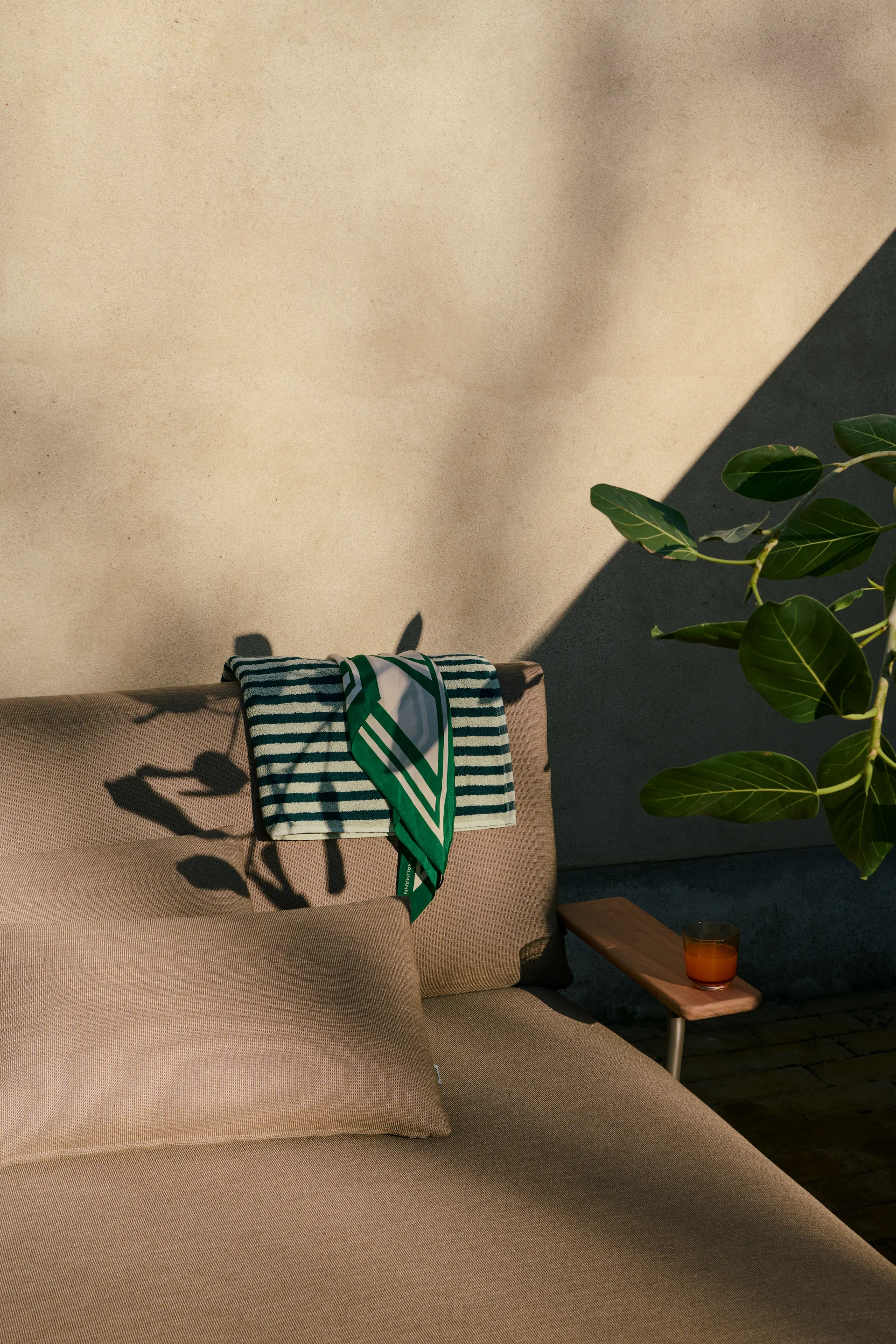 Settle loungesäng, Ribbed Weave 5-taupe, med armstöd Muuto