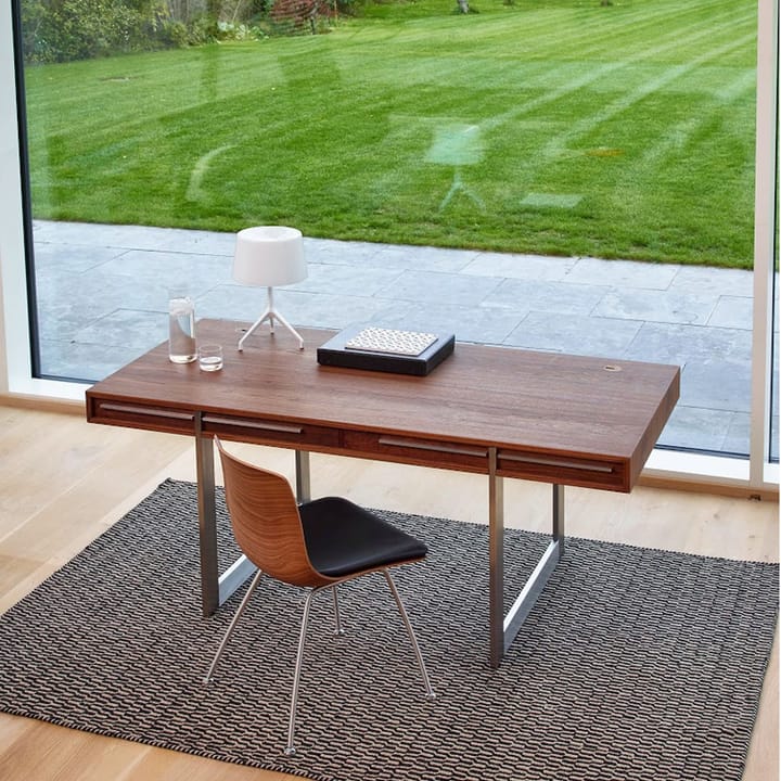AK 1340 skrivbord, walnut, rostfritt stål, incl. lådor Naver Collection