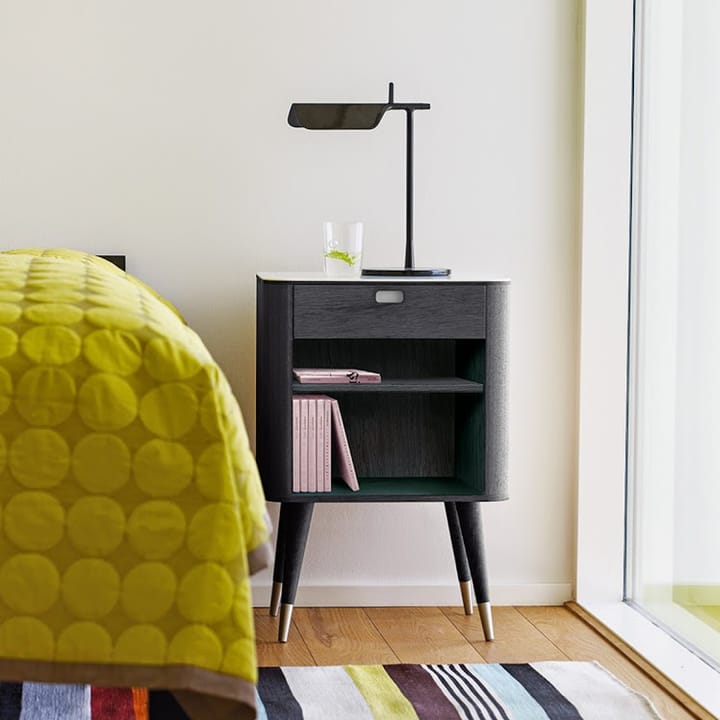 AK 2405 sängbord, valnöt olja, 1 låda, 1 hylla, vit corian top Naver Collection