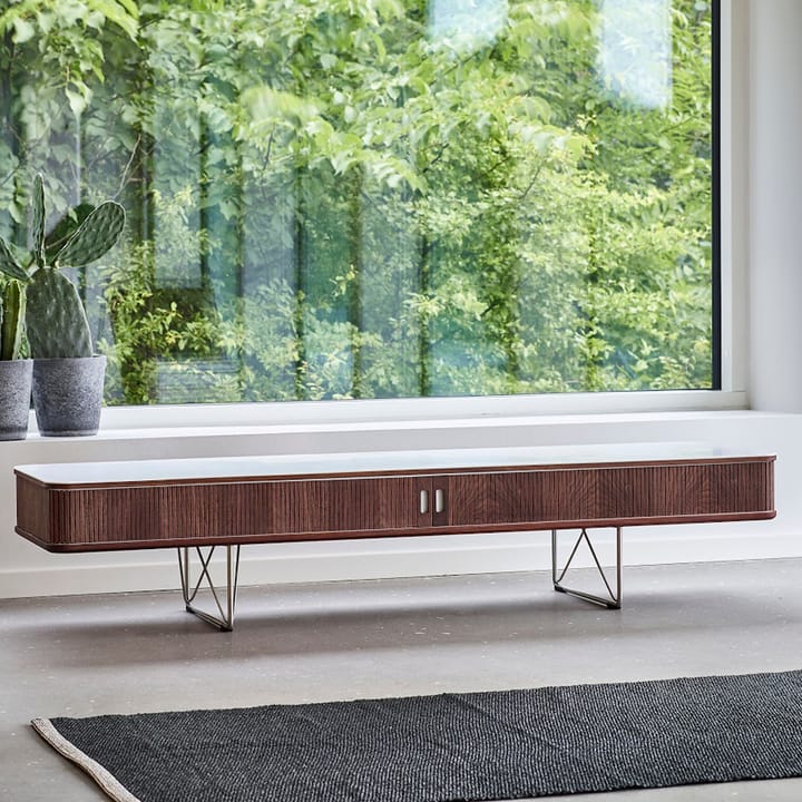AK 2721 tv skåp, valnöt olja, stålstativ, corian top Naver Collection