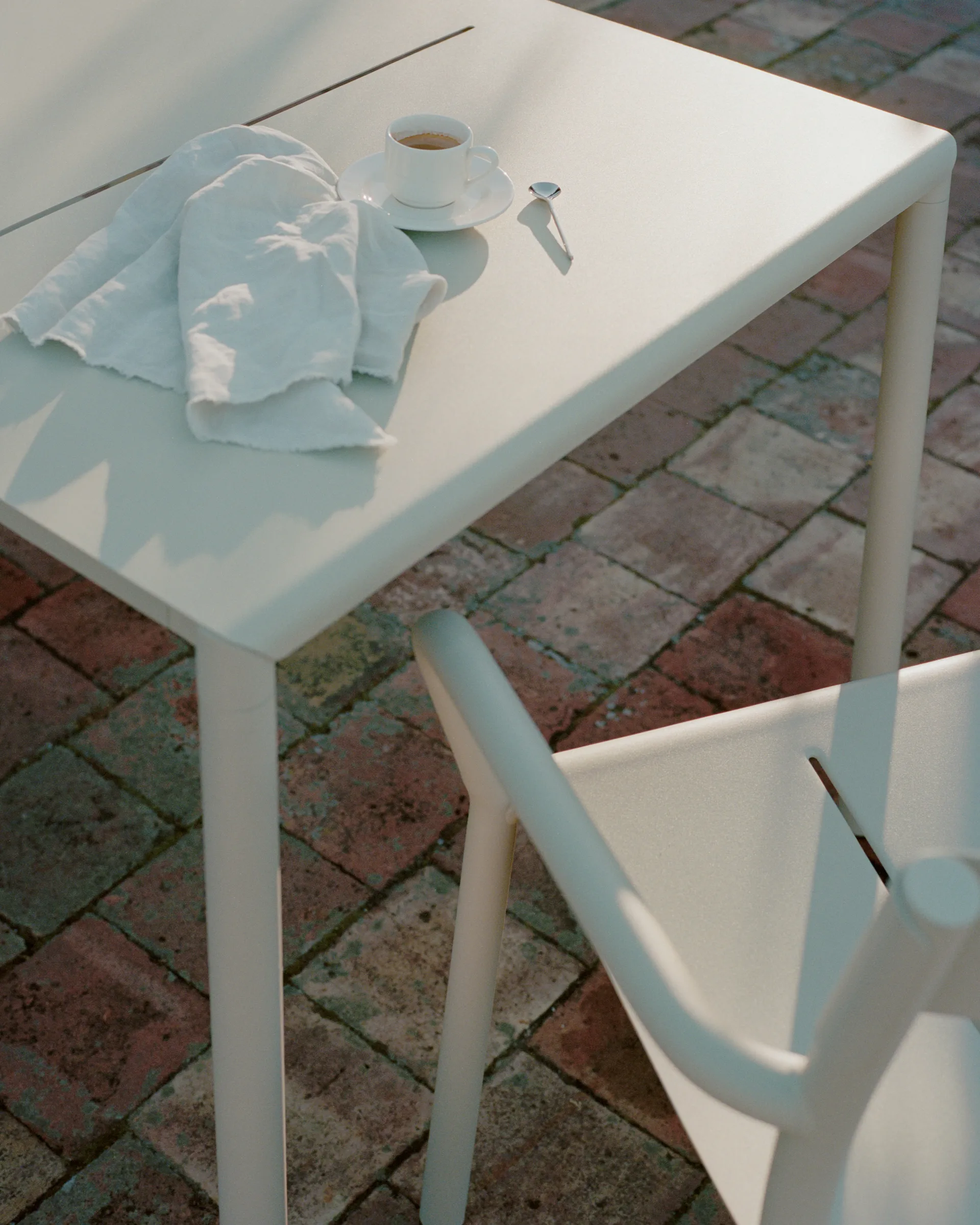 May Tables Outdoor bord 85x85 cm, Light Grey New Works