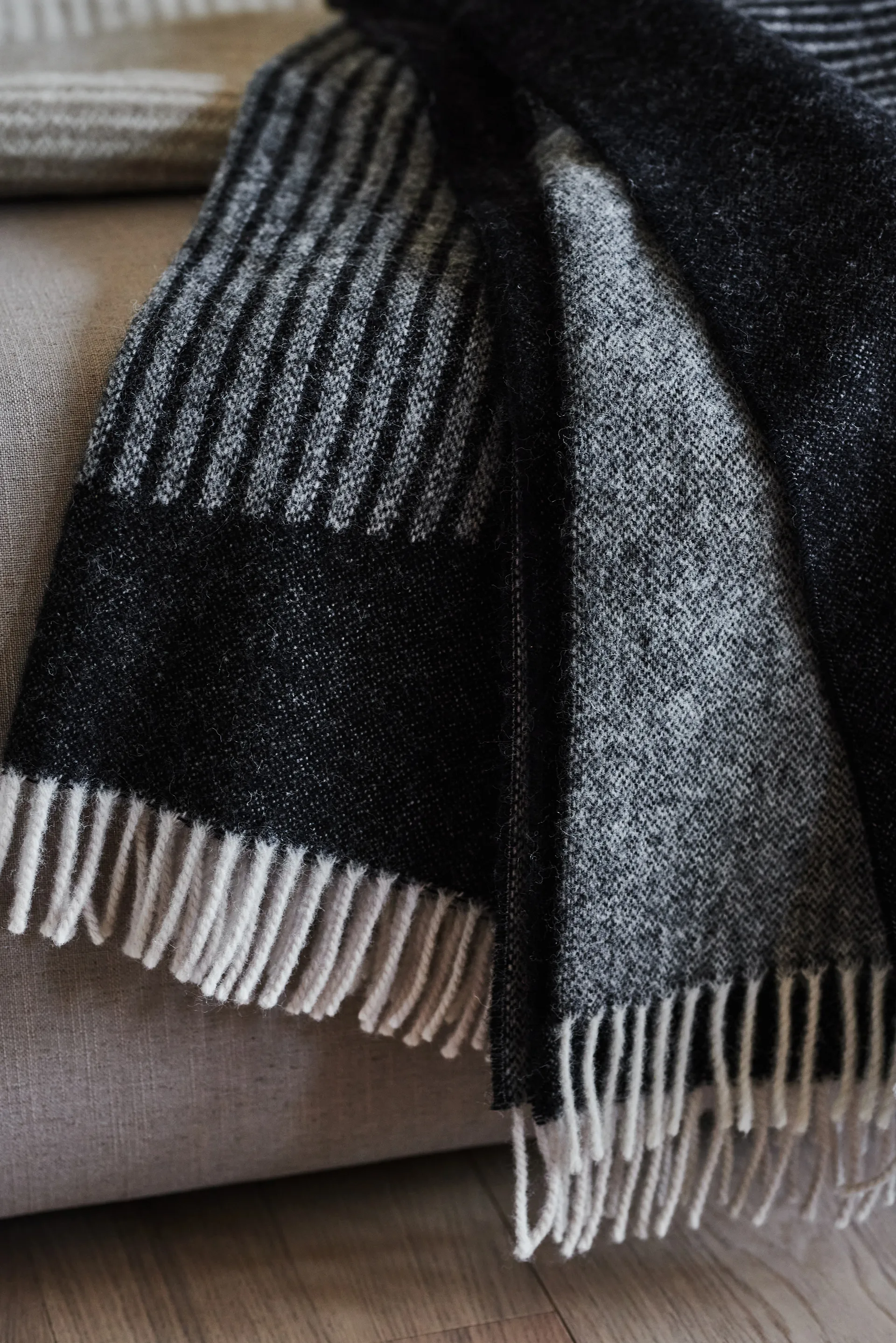 Circles ullpläd 130x185 cm, Svart NJRD