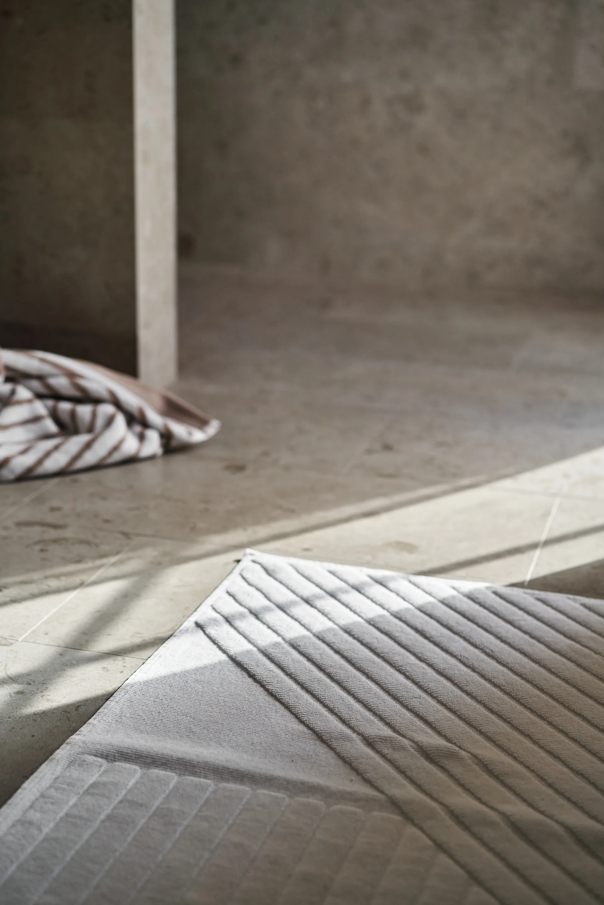 Stripes badrumsmatta 50x90 cm, Vit NJRD