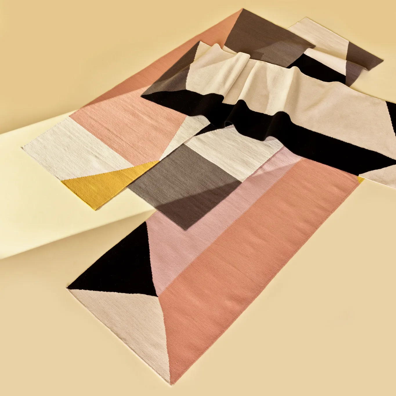 Stripes blocks kelimmatta svart, 80x240 cm NJRD