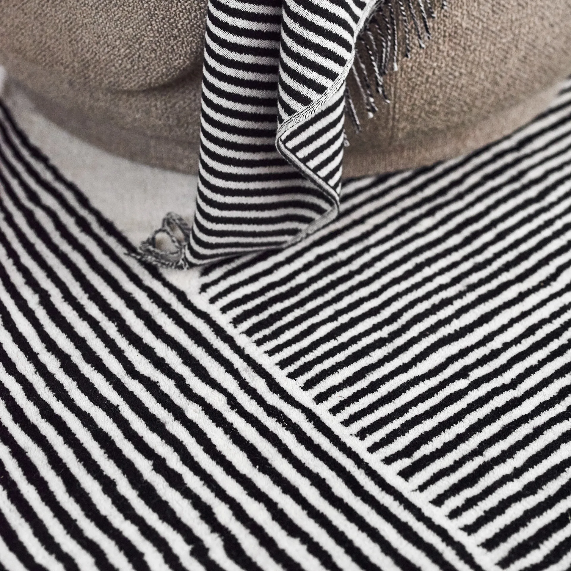 Stripes ullmatta naturvit, 170x240 cm NJRD