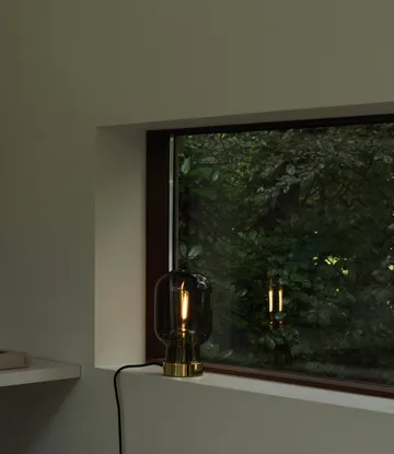 Amp bordslampa - grå-mässing - Normann Copenhagen