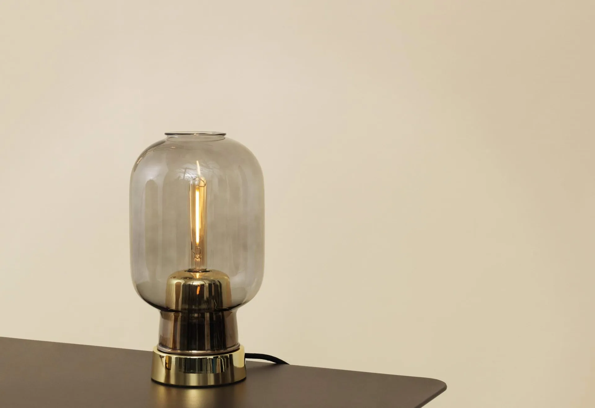 Amp bordslampa, grå-mässing Normann Copenhagen