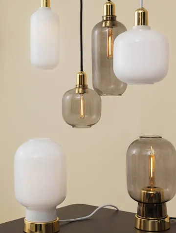 Amp bordslampa - grå-mässing - Normann Copenhagen