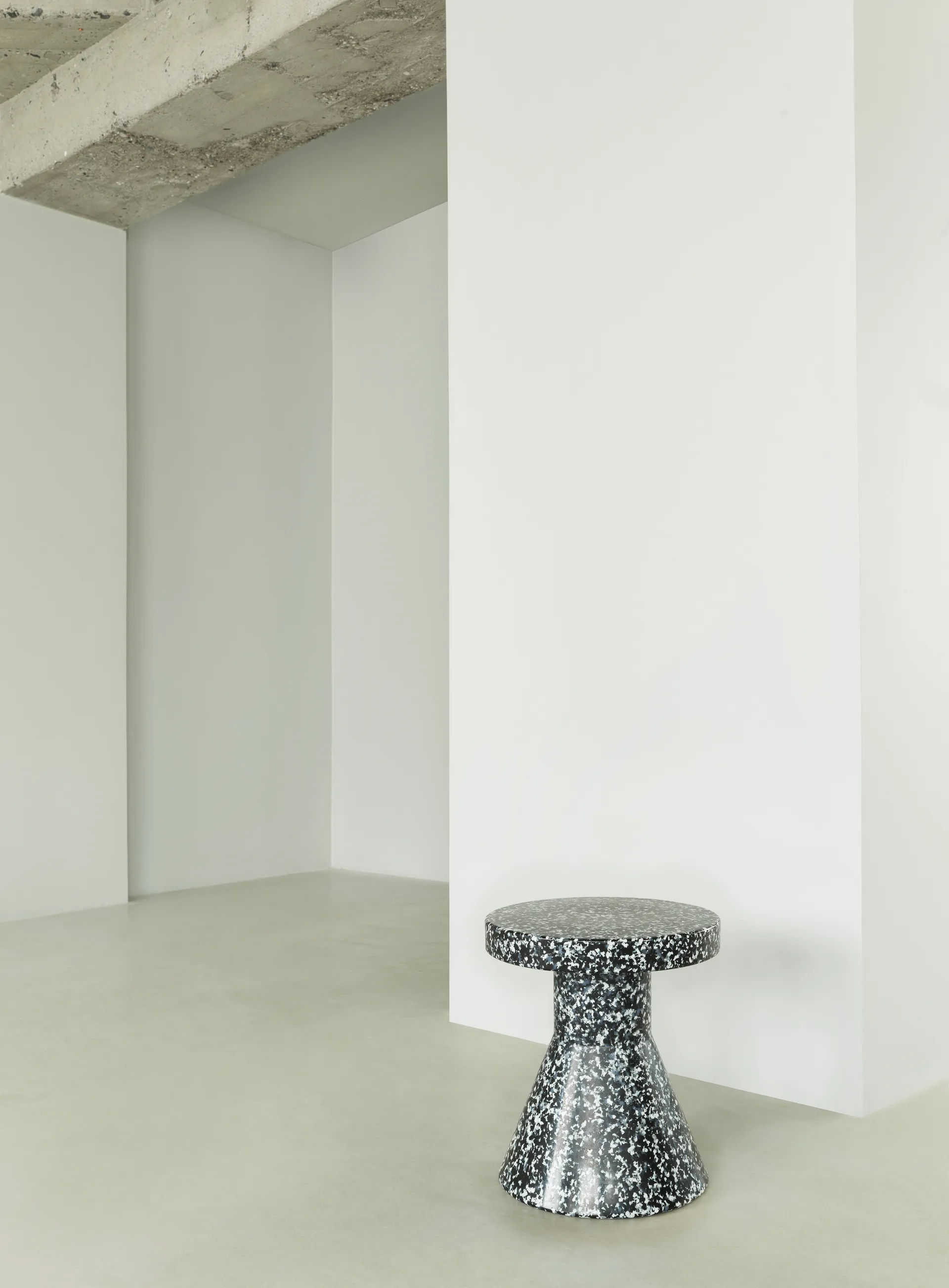 Bit Cone rund pall, Svart-vit, Ø36x42 cm Normann Copenhagen