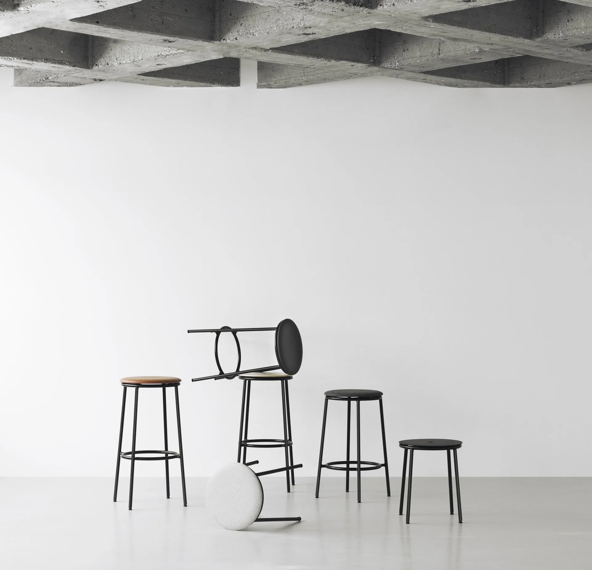Circa barstol 65 cm, Svart aluminium Normann Copenhagen