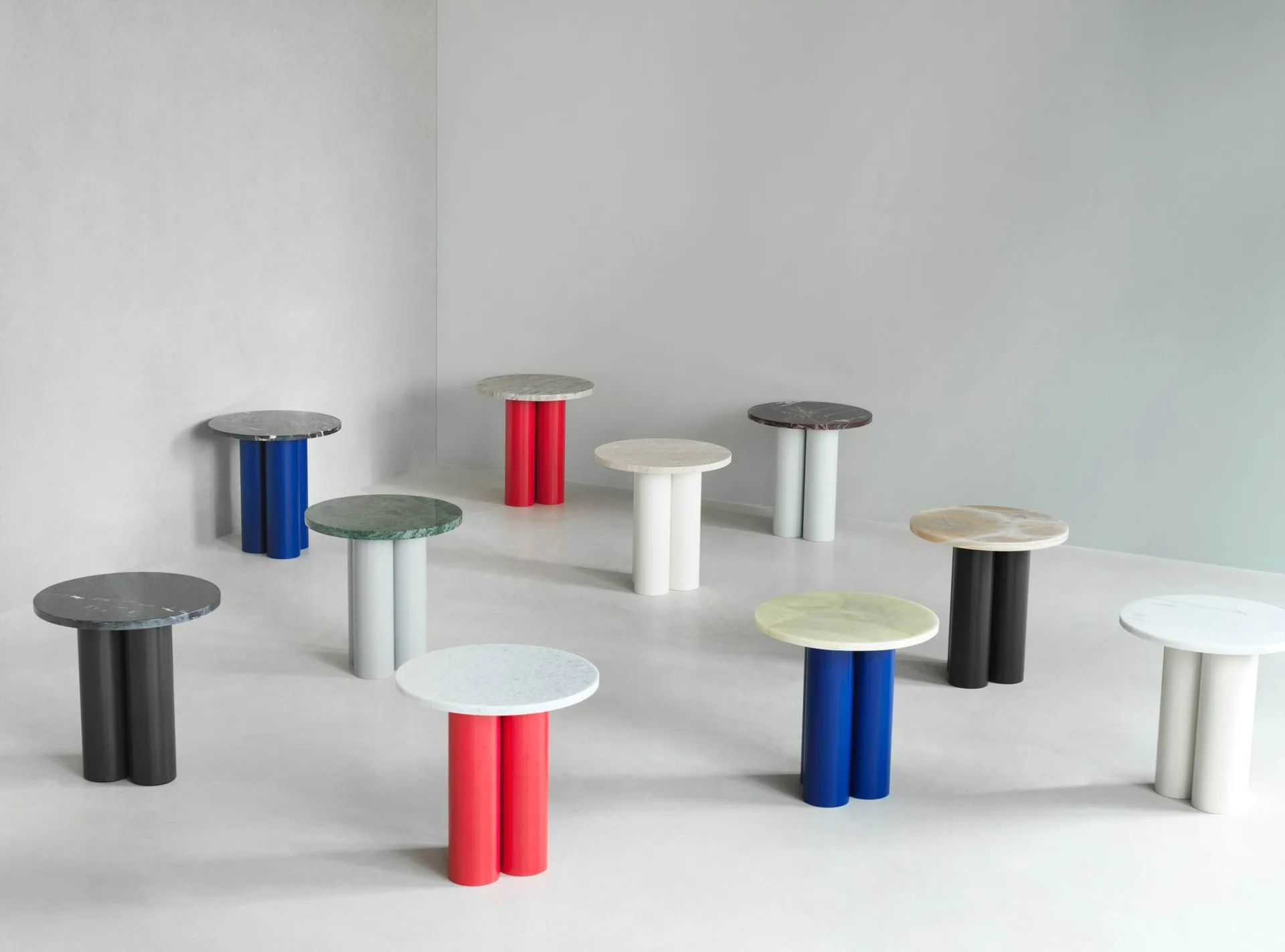 Dit sidobord Ø40 cm, White Carrara-bright blue Normann Copenhagen