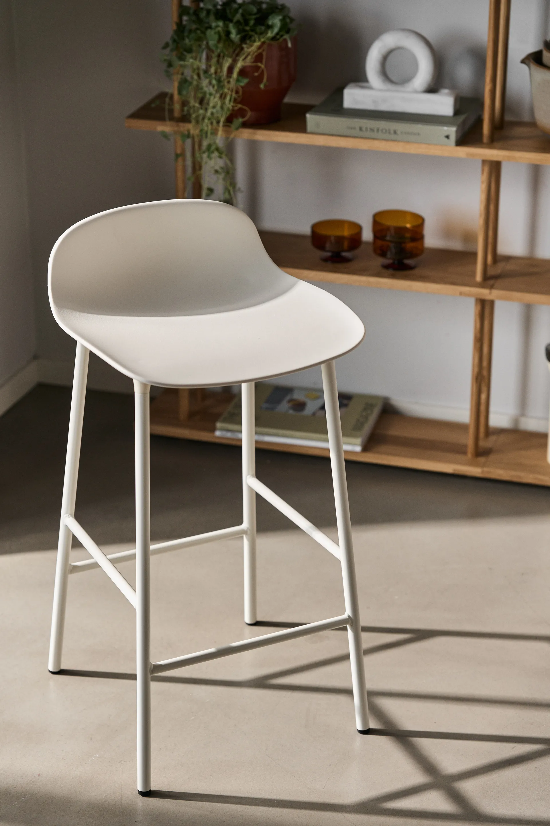 Form Chair barstol metallben, vit Normann Copenhagen