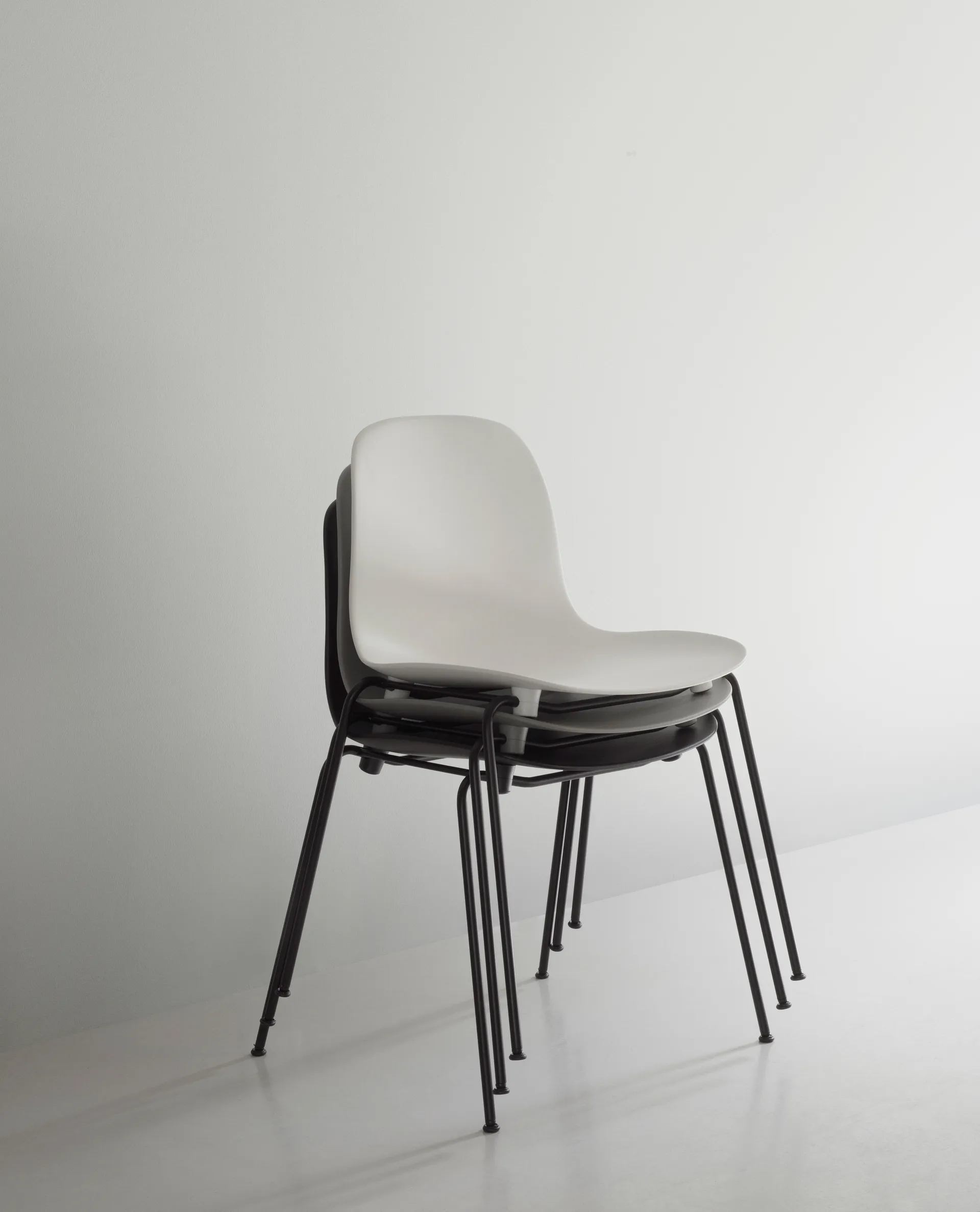 Form Chair staplingsbar stol svarta ben 2-pack, Grå,  Normann Copenhagen