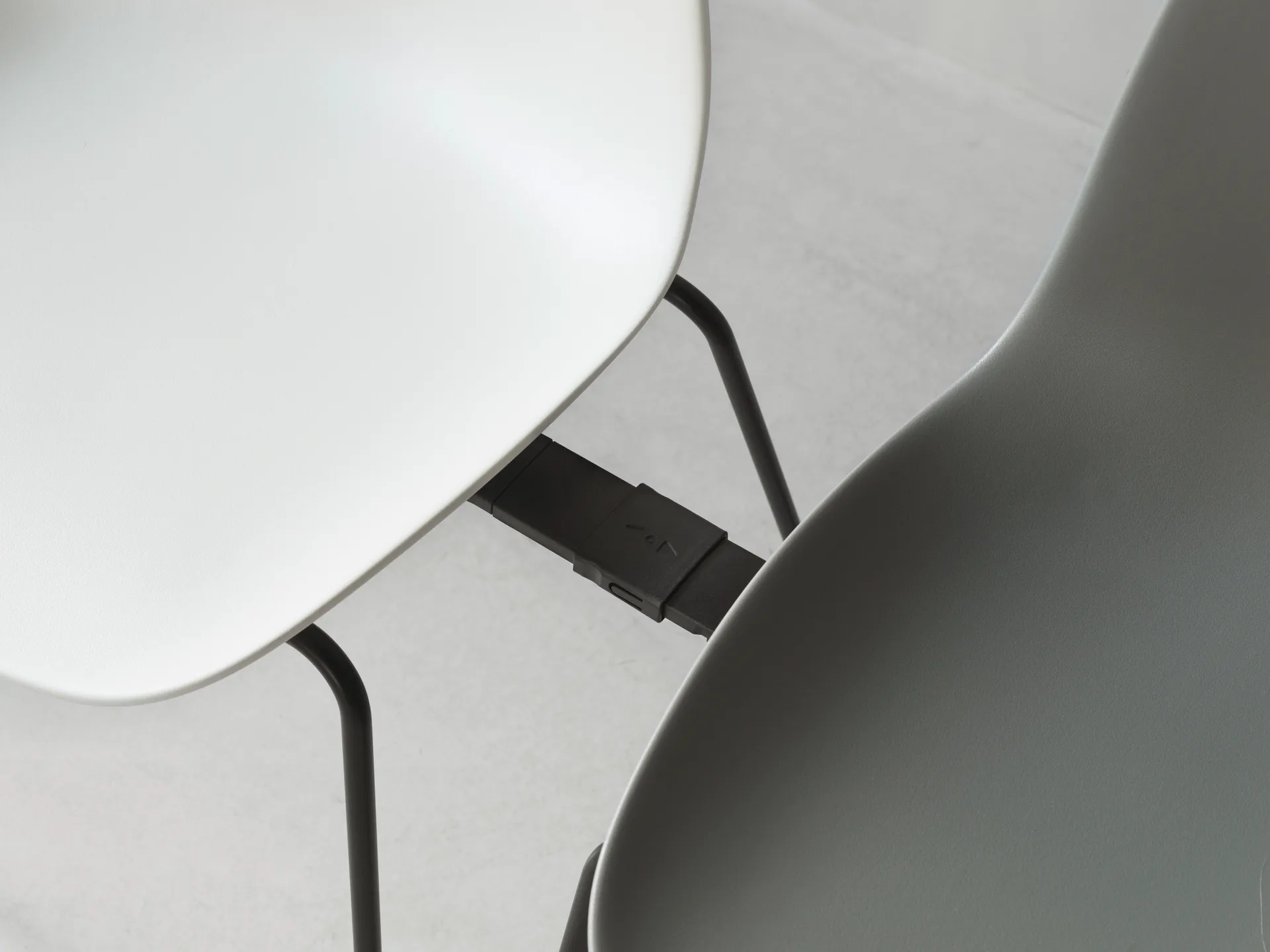 Form Chair staplingsbar stol svarta ben 2-pack, Grå,  Normann Copenhagen
