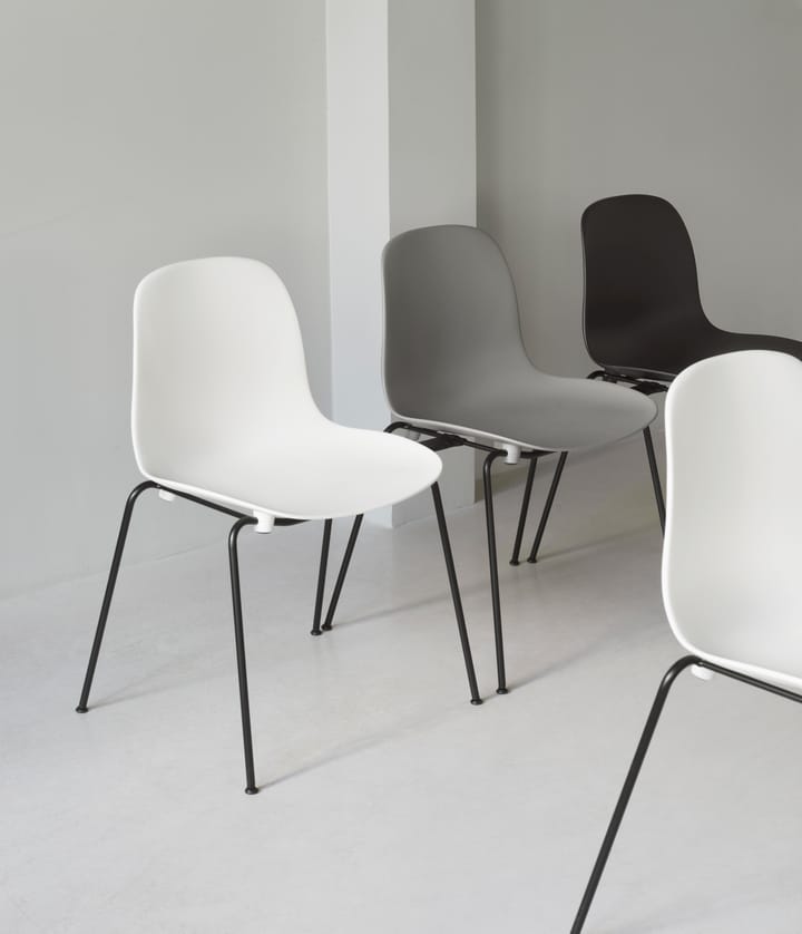 Form Chair staplingsbar stol svarta ben 2-pack, Vit Normann Copenhagen