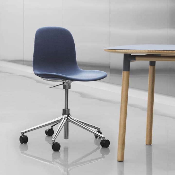 Form chair swivel 5W kontorsstol - blå, aluminium hjul - Normann Copenhagen