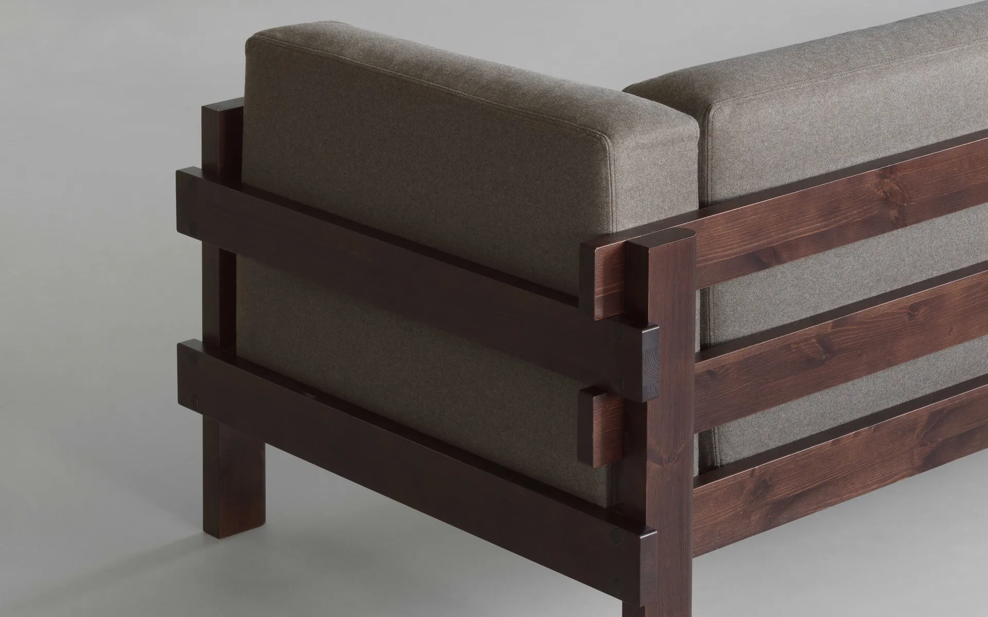 Kube soffa, Brunlackerad furu-tyg Remix 143 Grey, 220 cm Normann Copenhagen